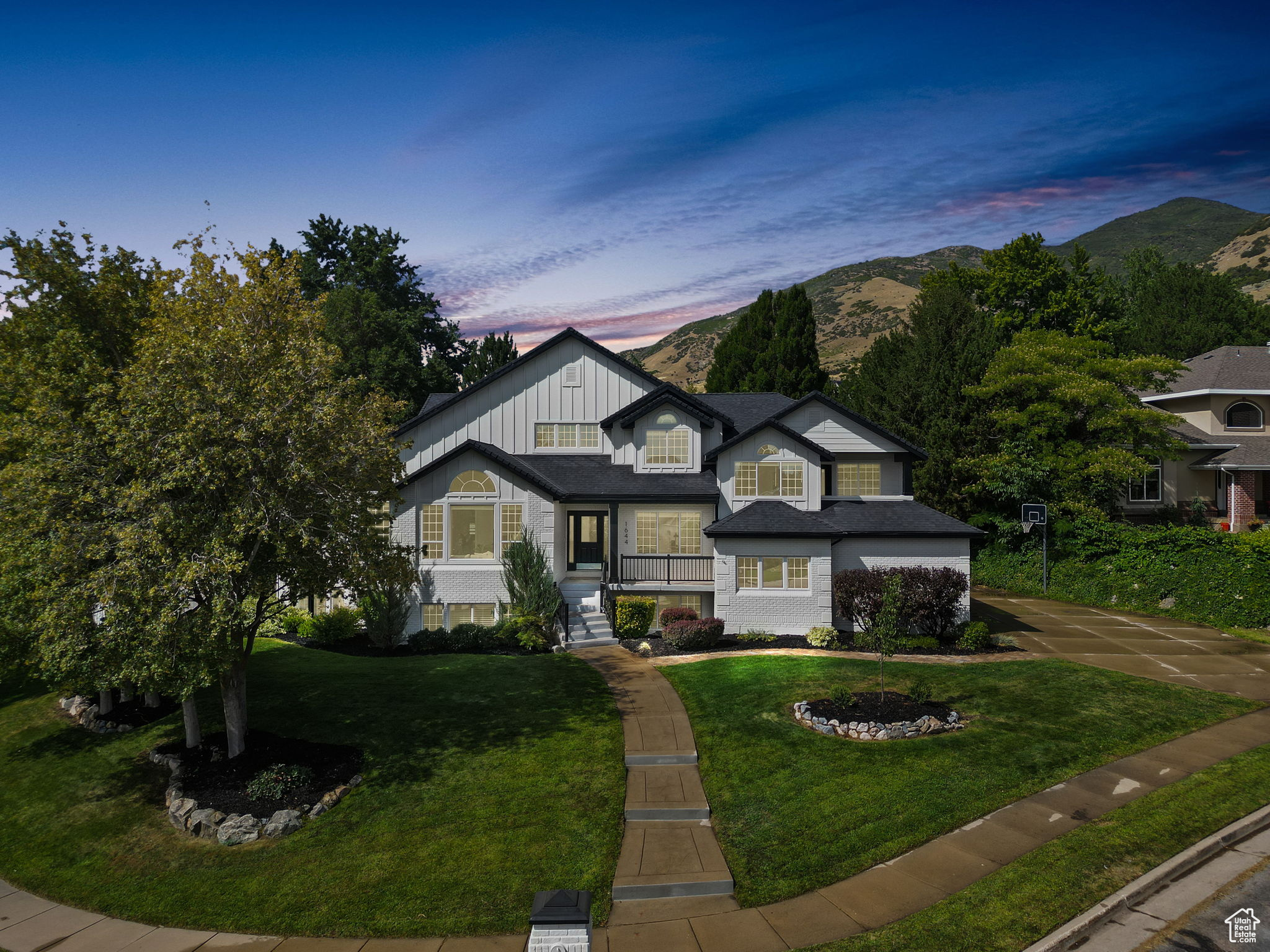1644 OLD LAKE LN