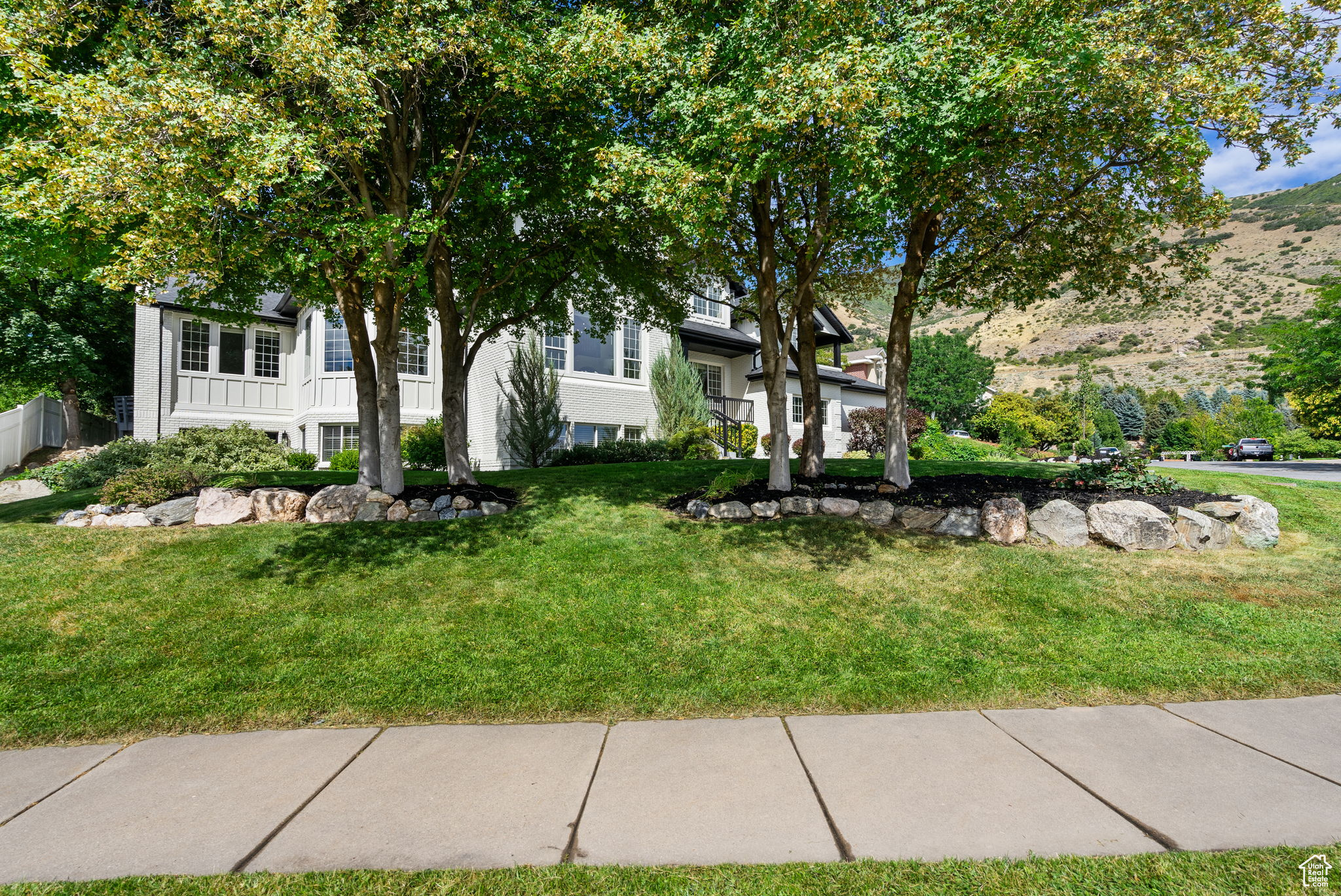 1644 OLD LAKE LN