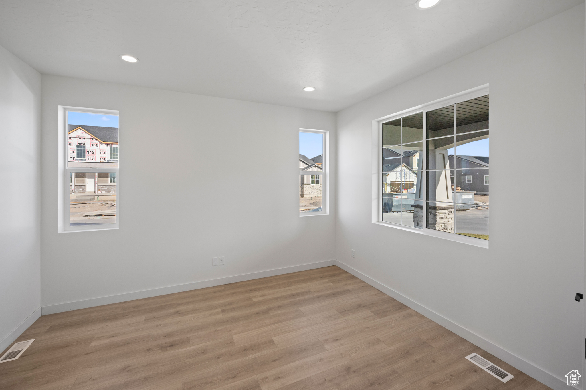 5443 N CLIFFROSE DR #637