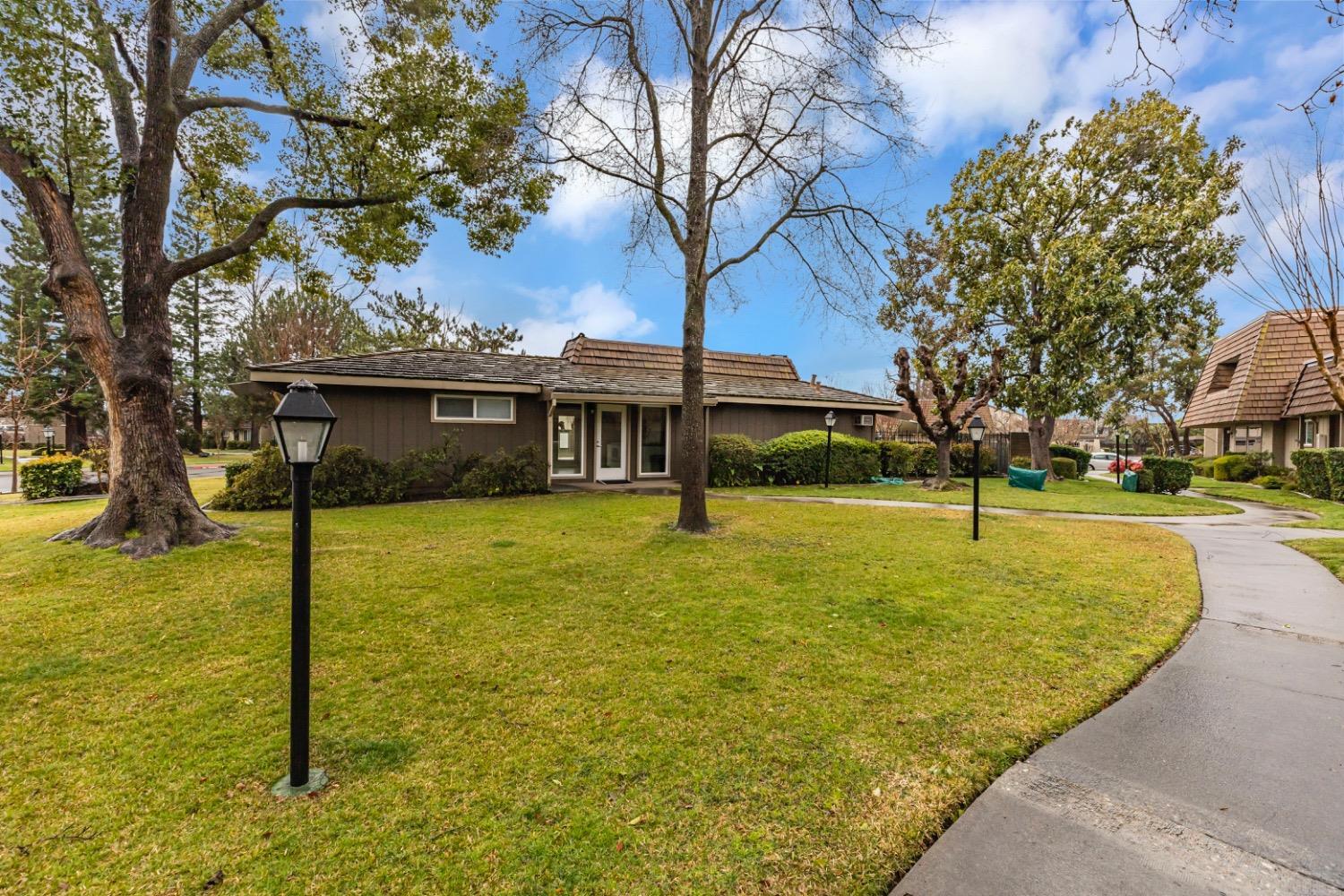 2342 Via Camino Avenue