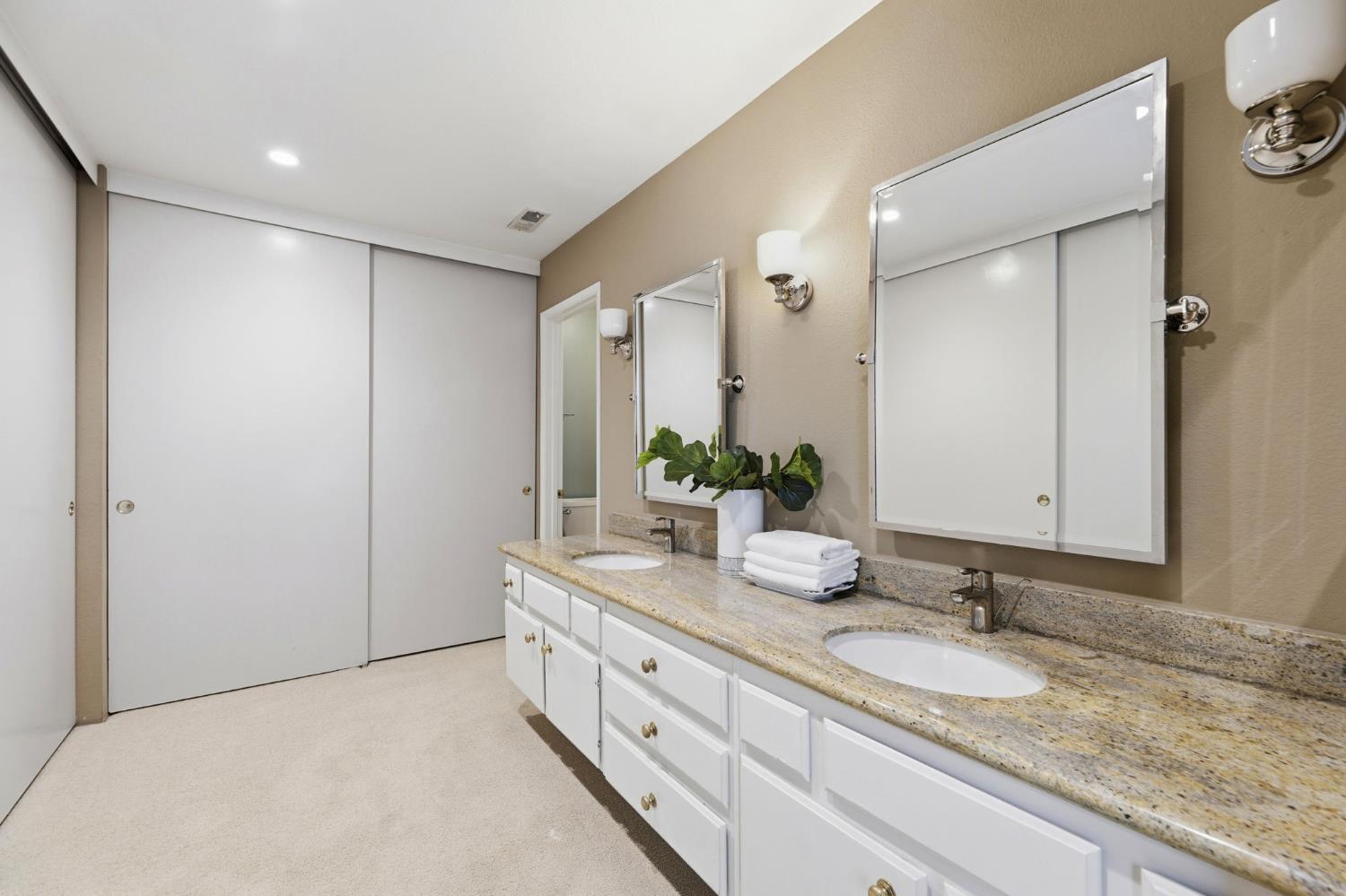 1276 Vanderbilt Way
