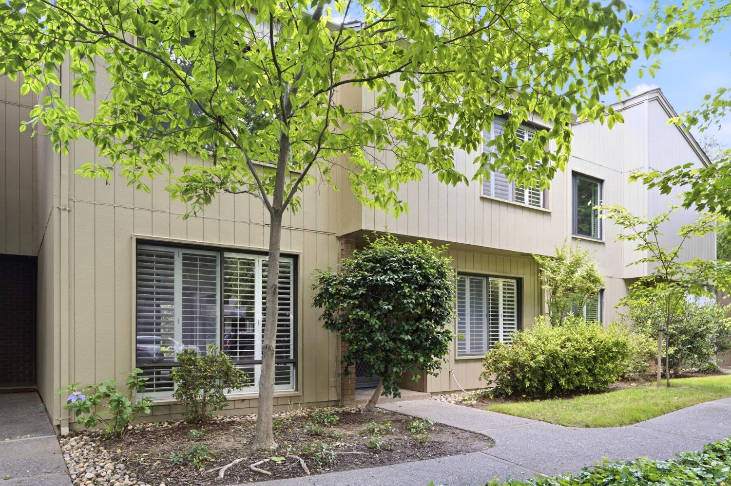 1276 Vanderbilt Way