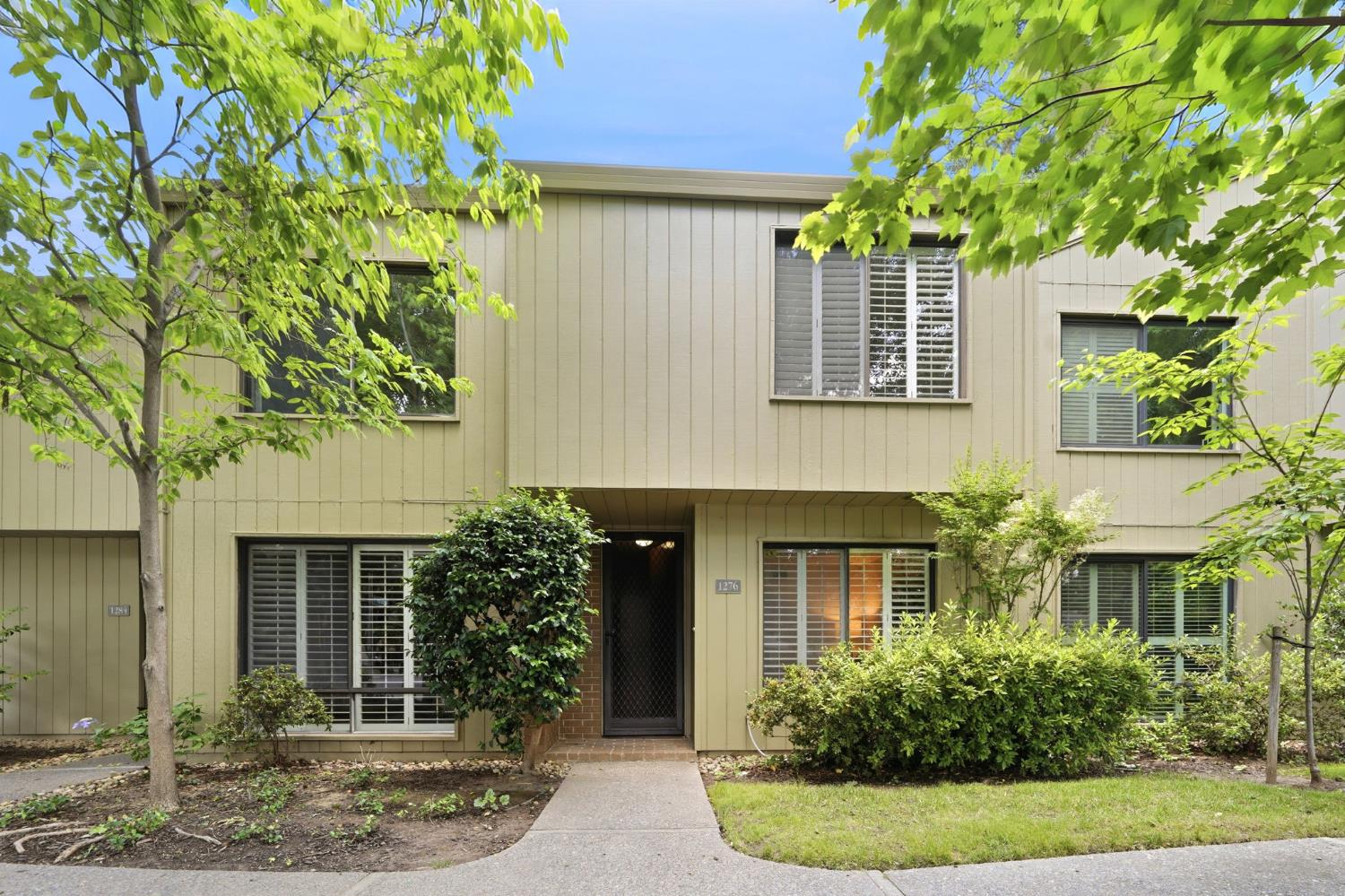 1276 Vanderbilt Way