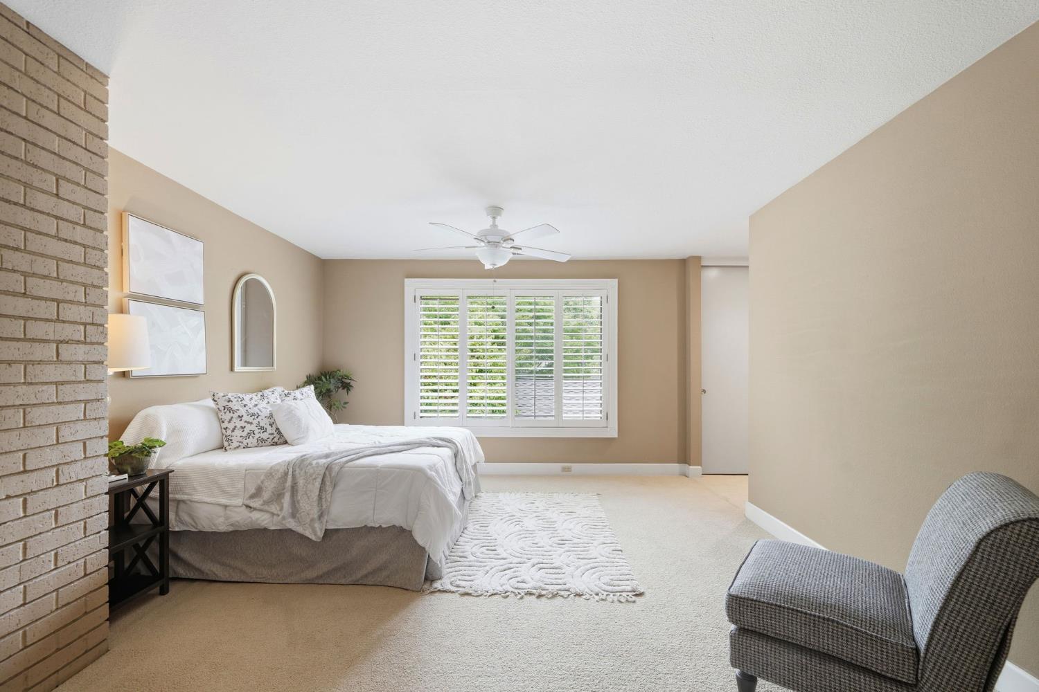 1276 Vanderbilt Way