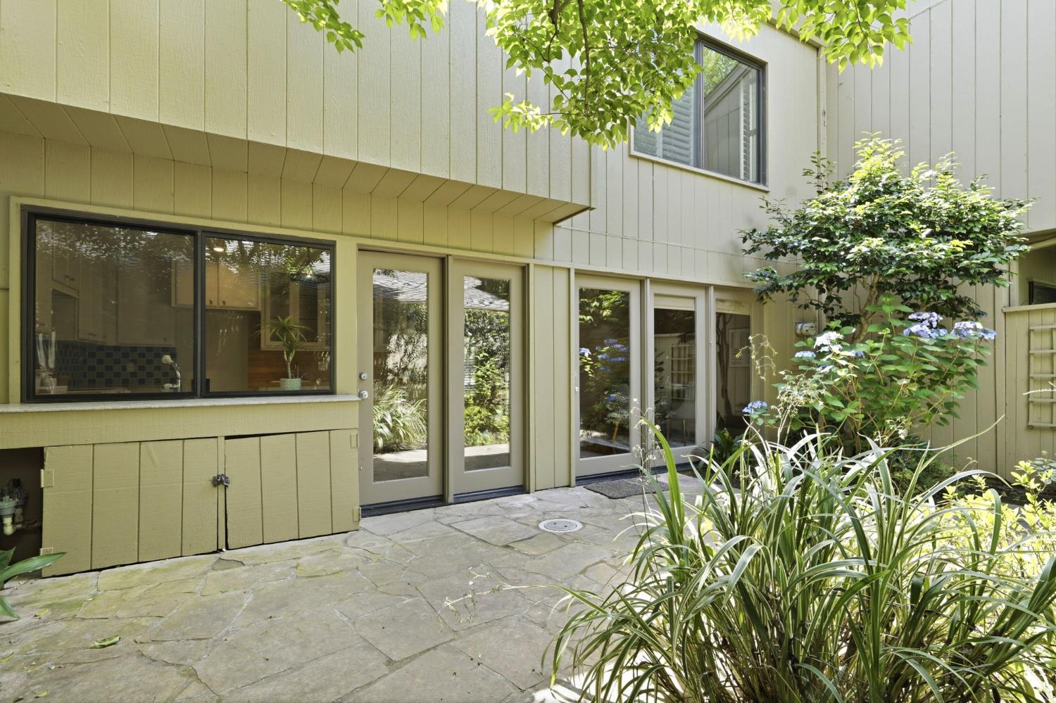 1276 Vanderbilt Way