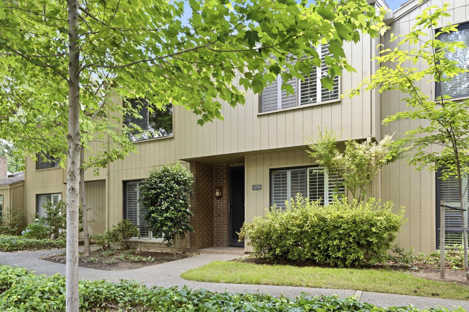 1276 Vanderbilt Way