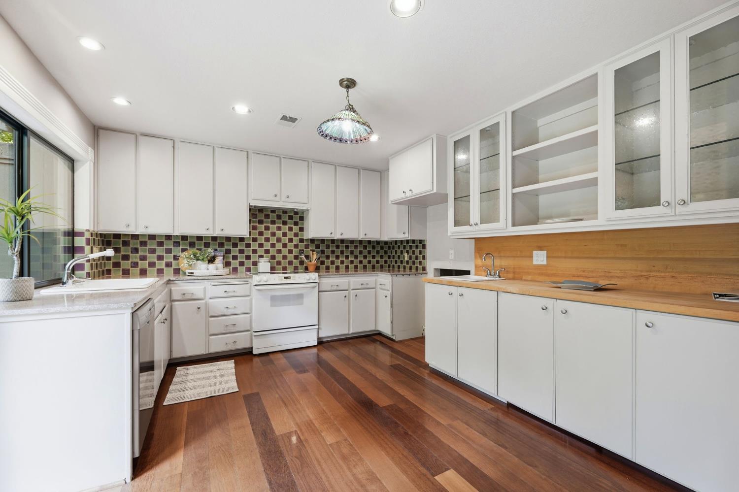 1276 Vanderbilt Way