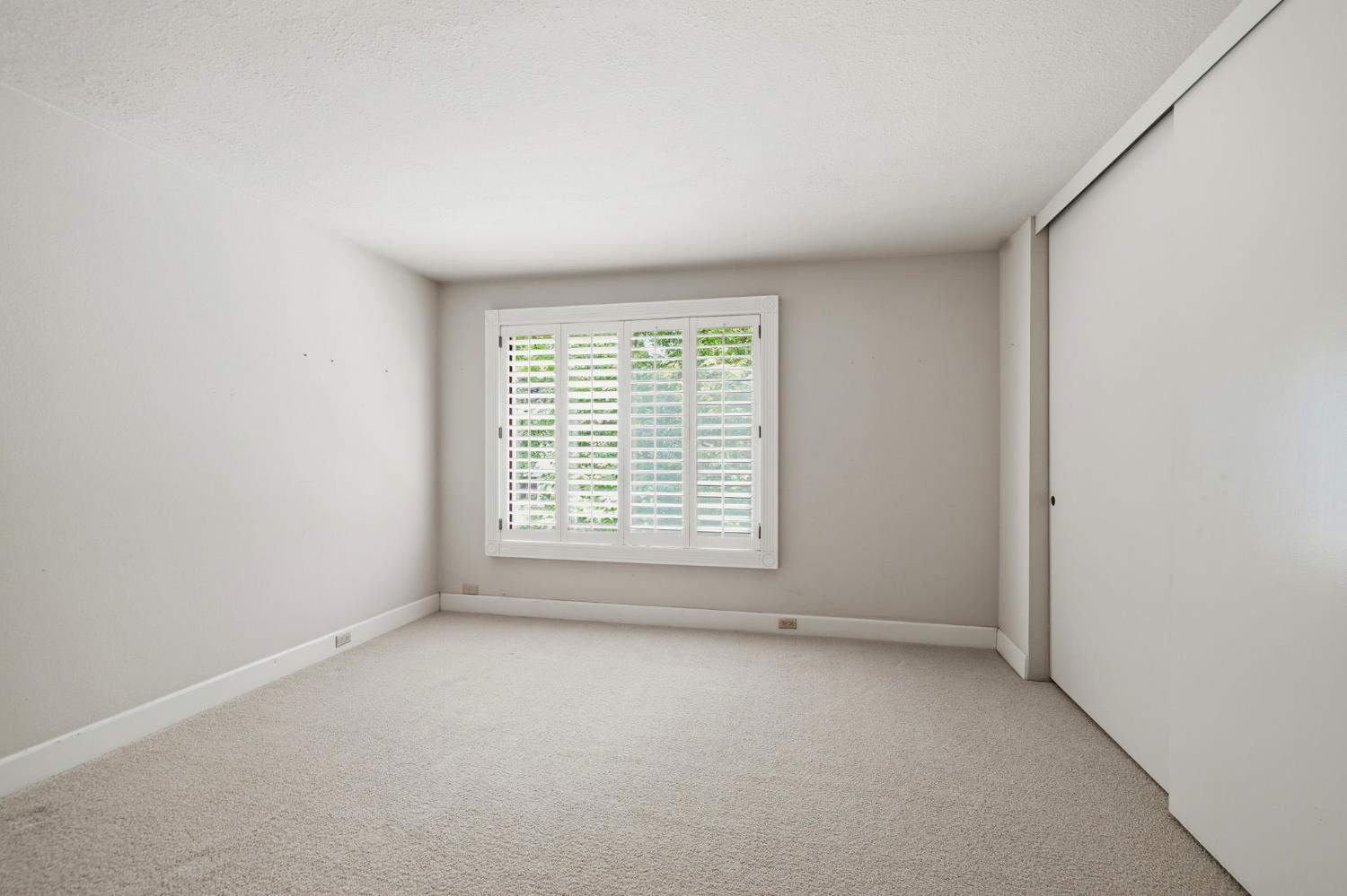1276 Vanderbilt Way