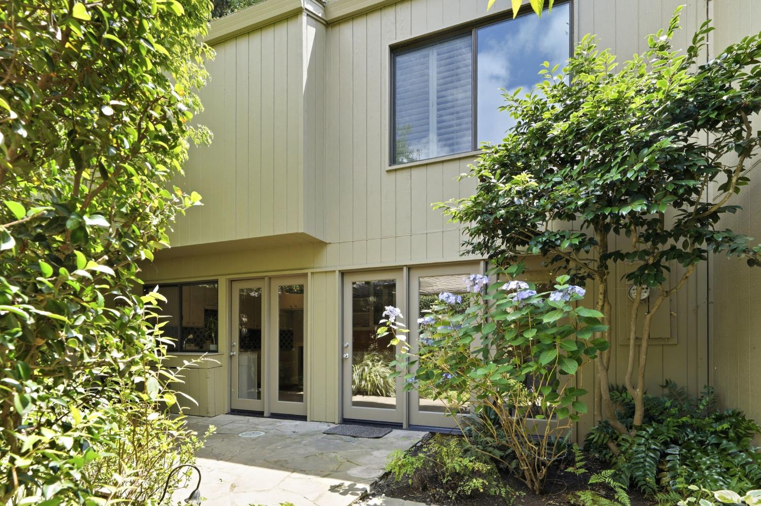 1276 Vanderbilt Way
