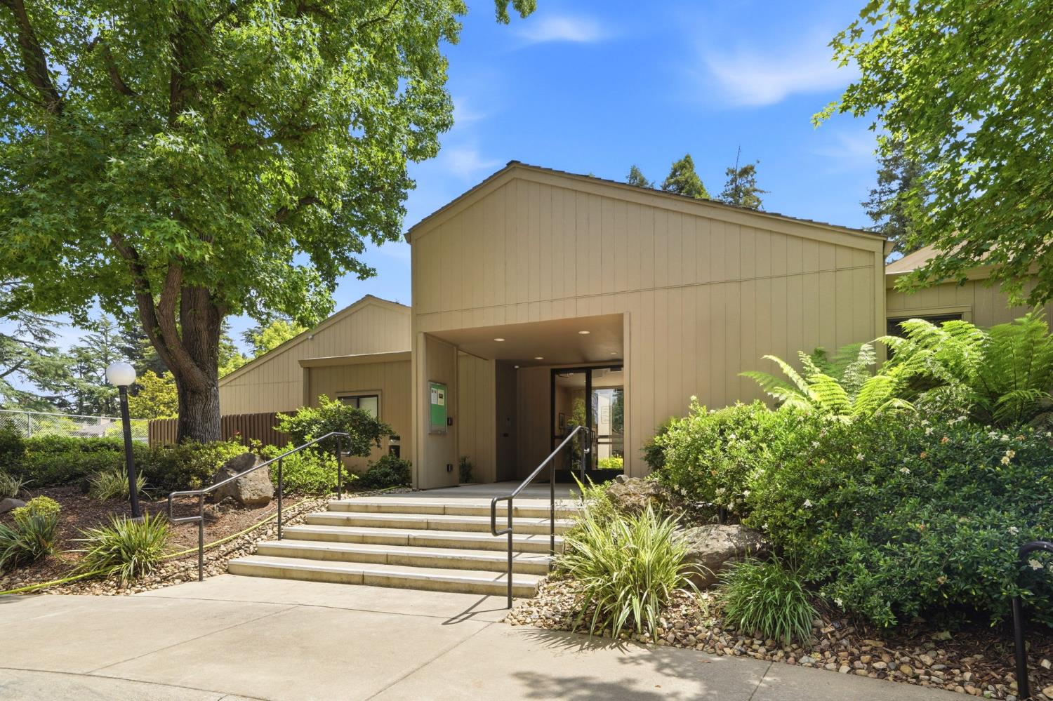 1276 Vanderbilt Way