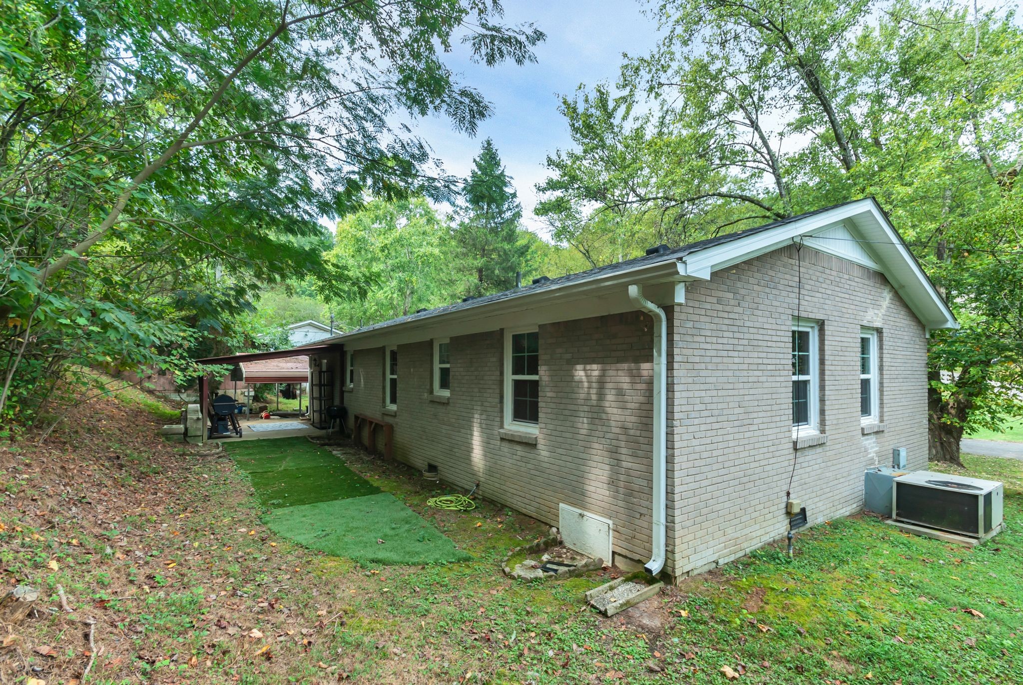 1801 Crestview Dr