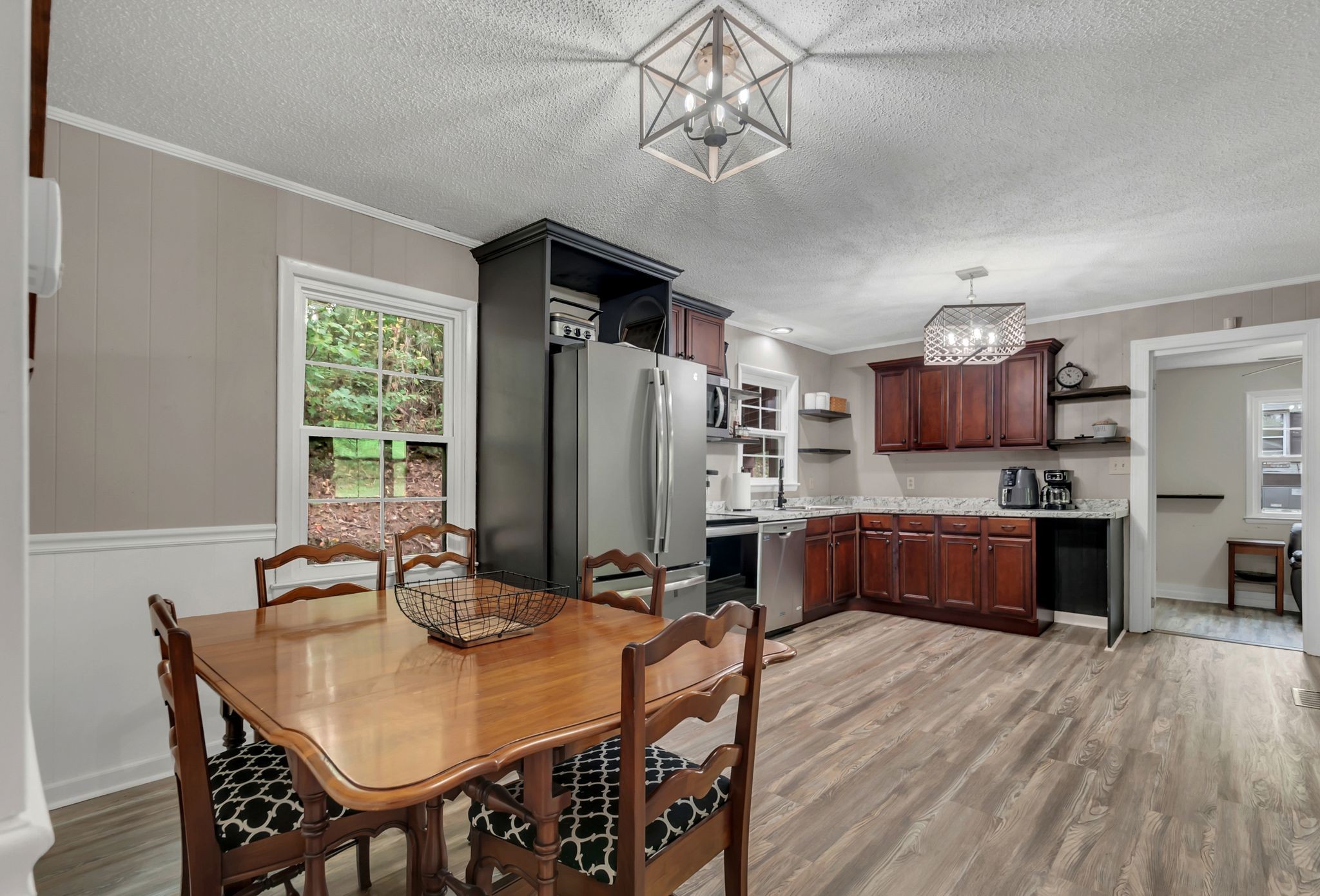 1801 Crestview Dr