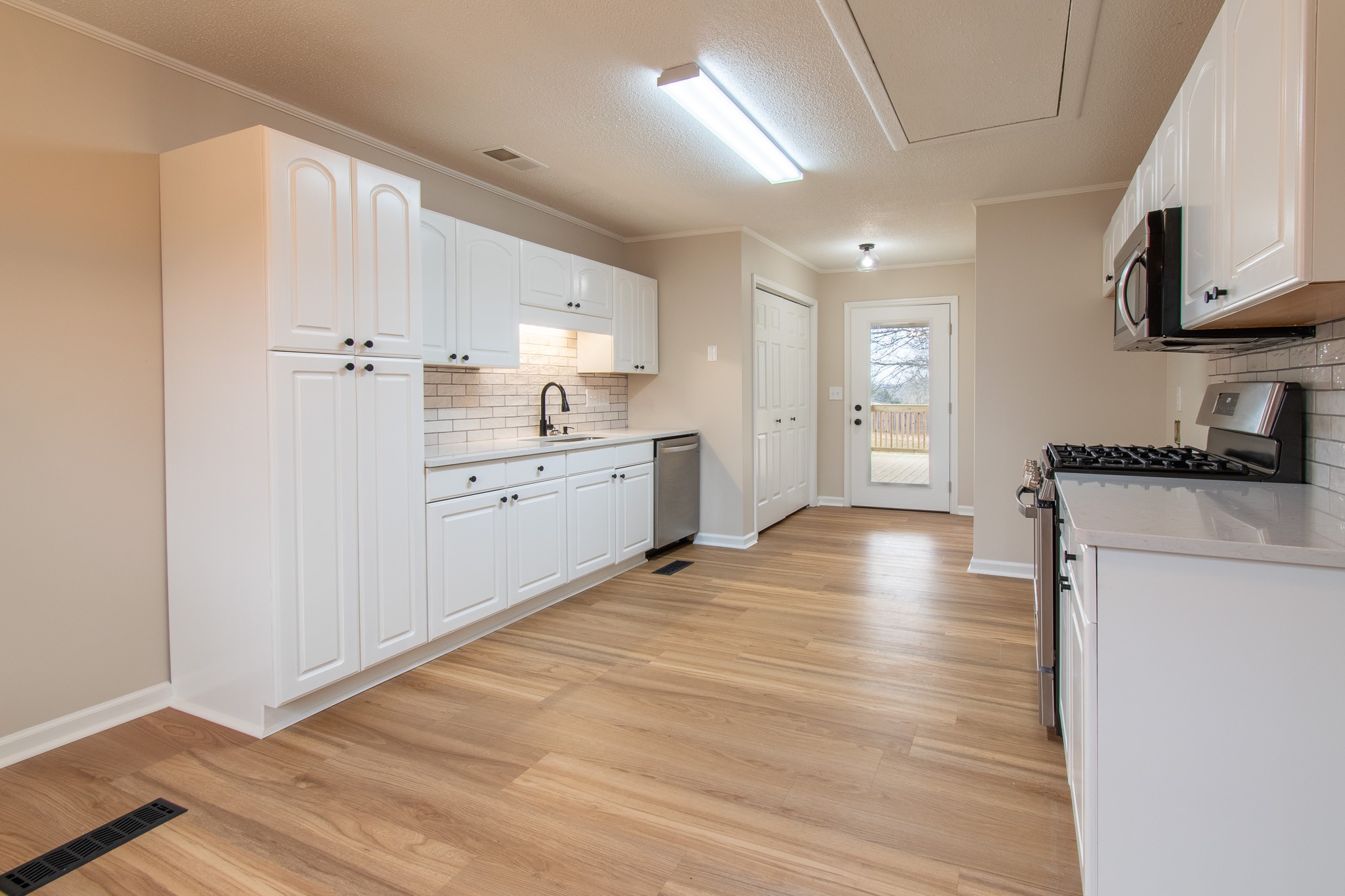 903 Livingston Dr