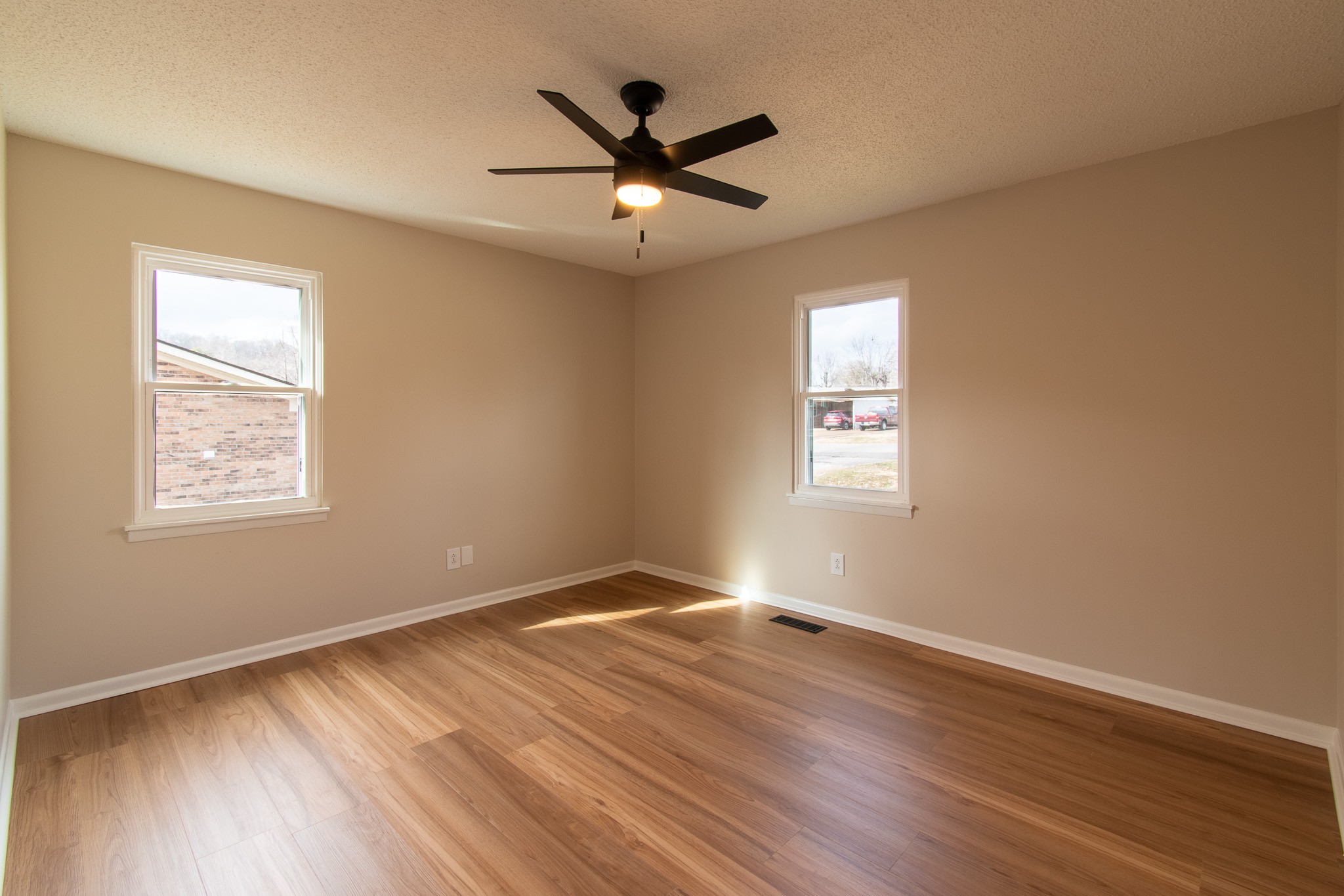 903 Livingston Dr