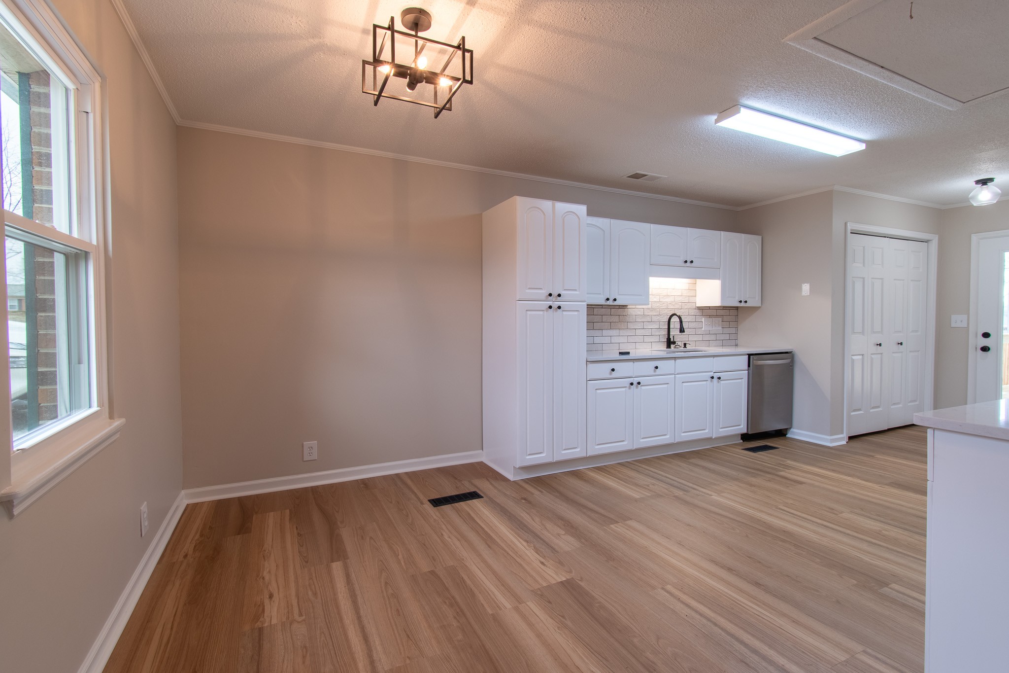 903 Livingston Dr
