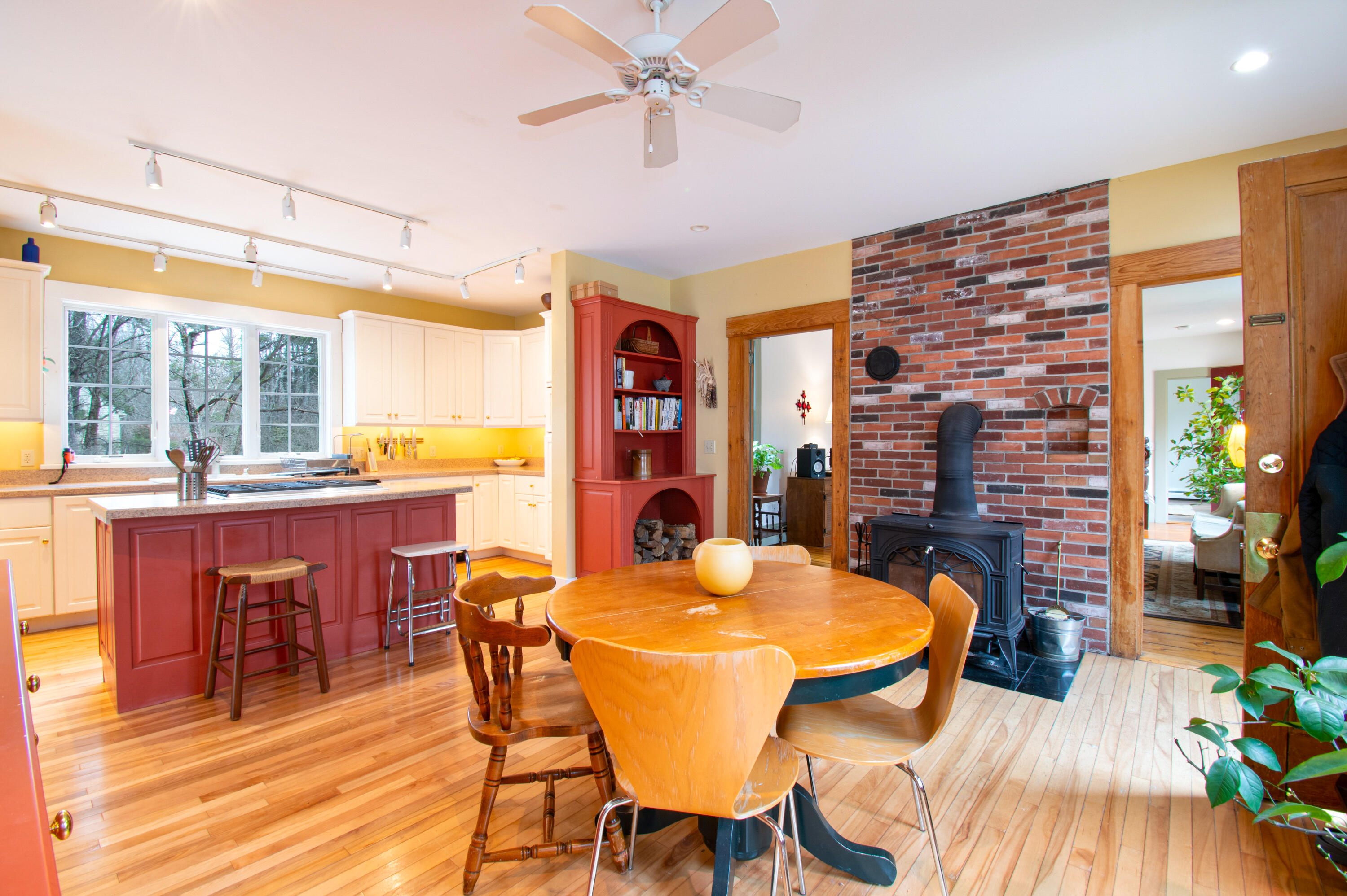 300 E East Neck Road
