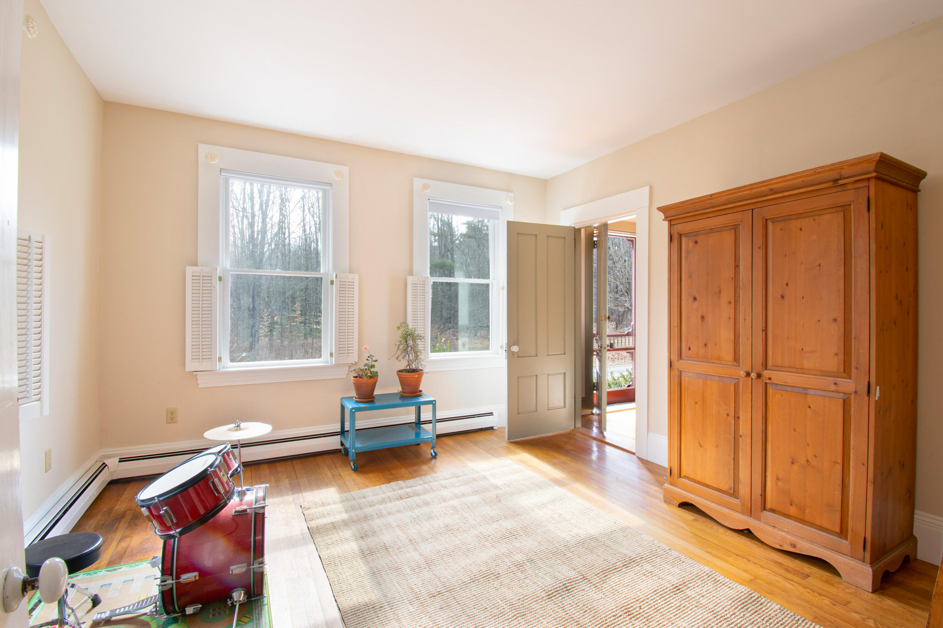 300 E East Neck Road