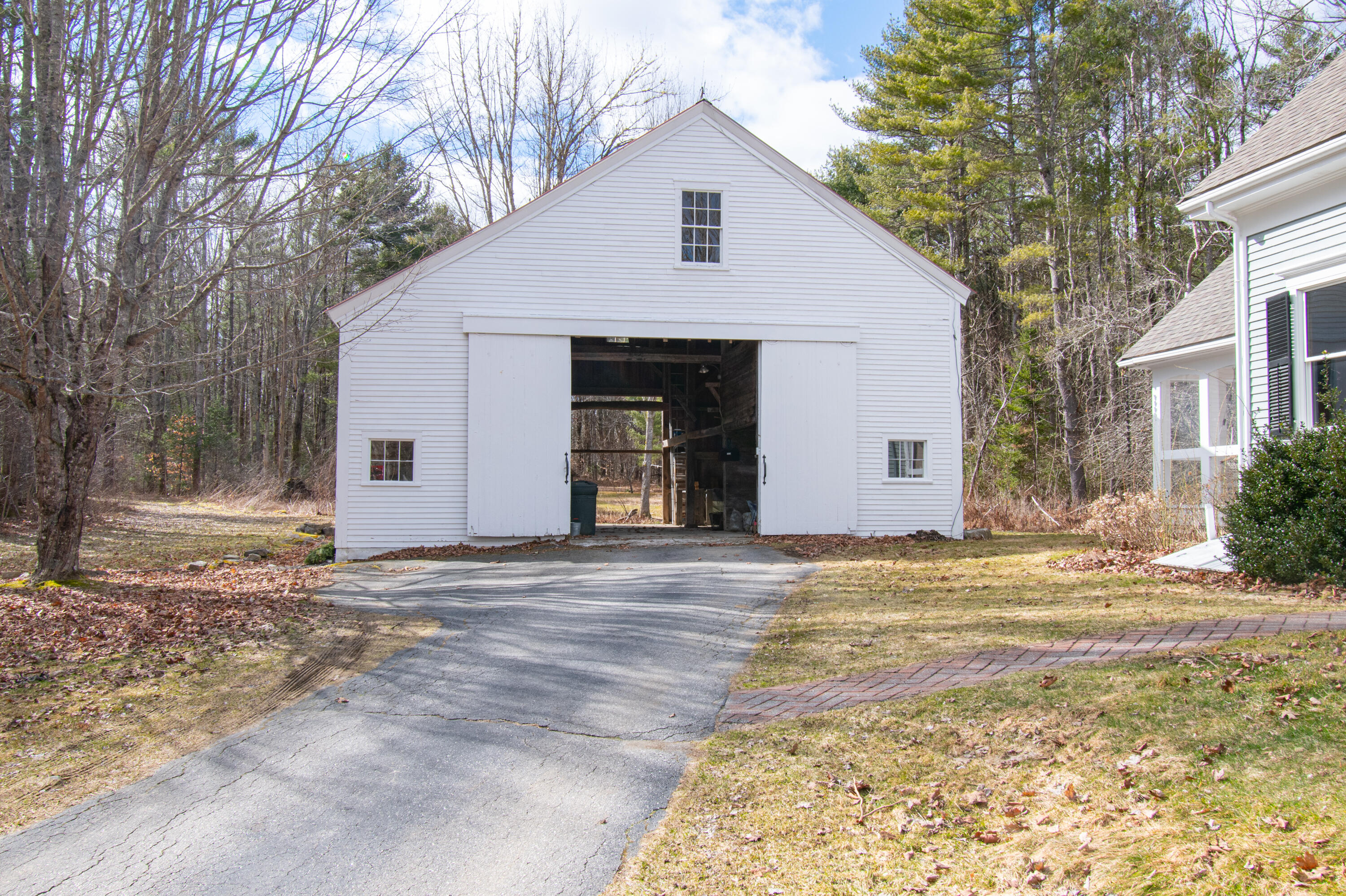 300 E East Neck Road