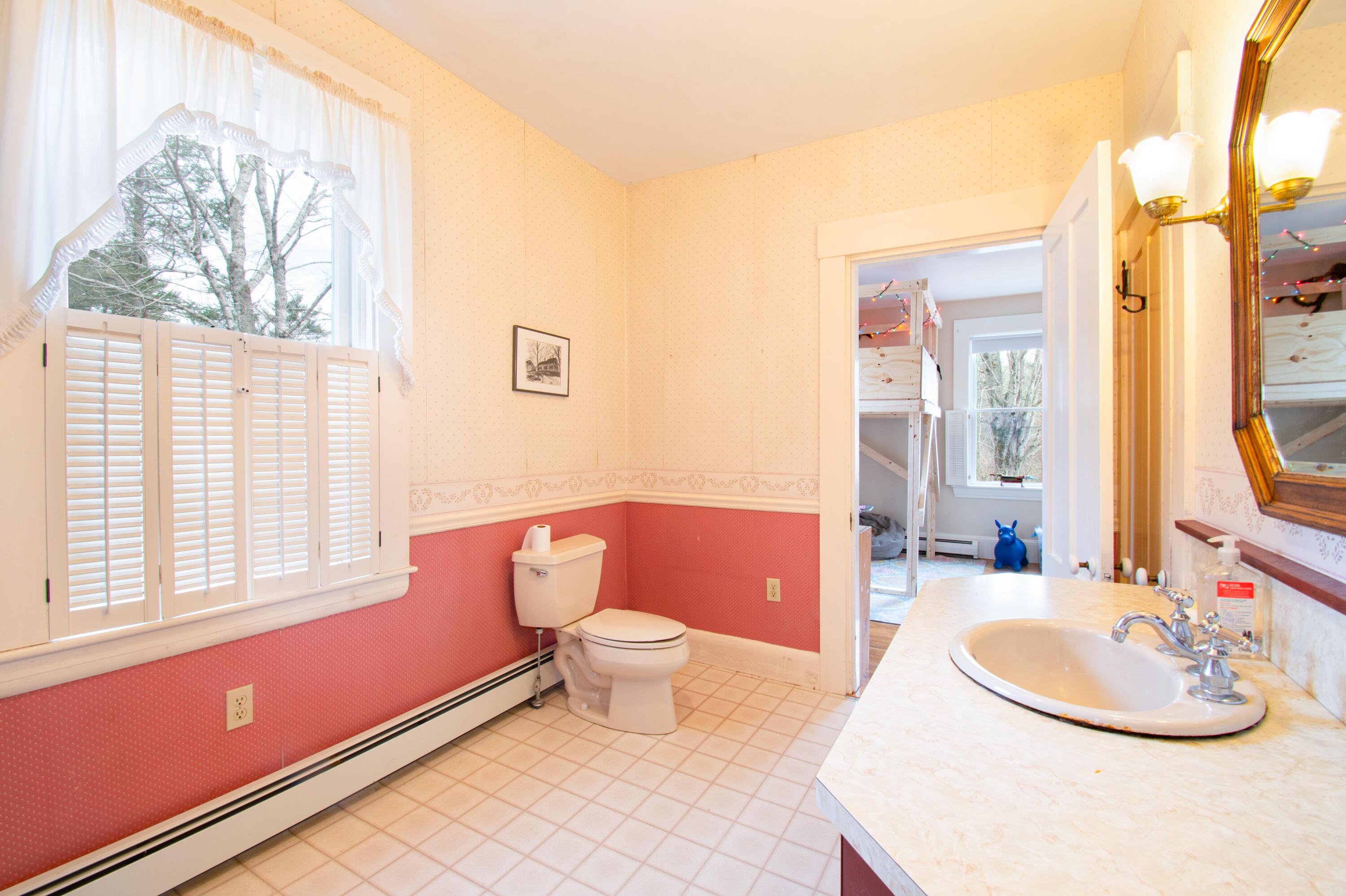 300 E East Neck Road