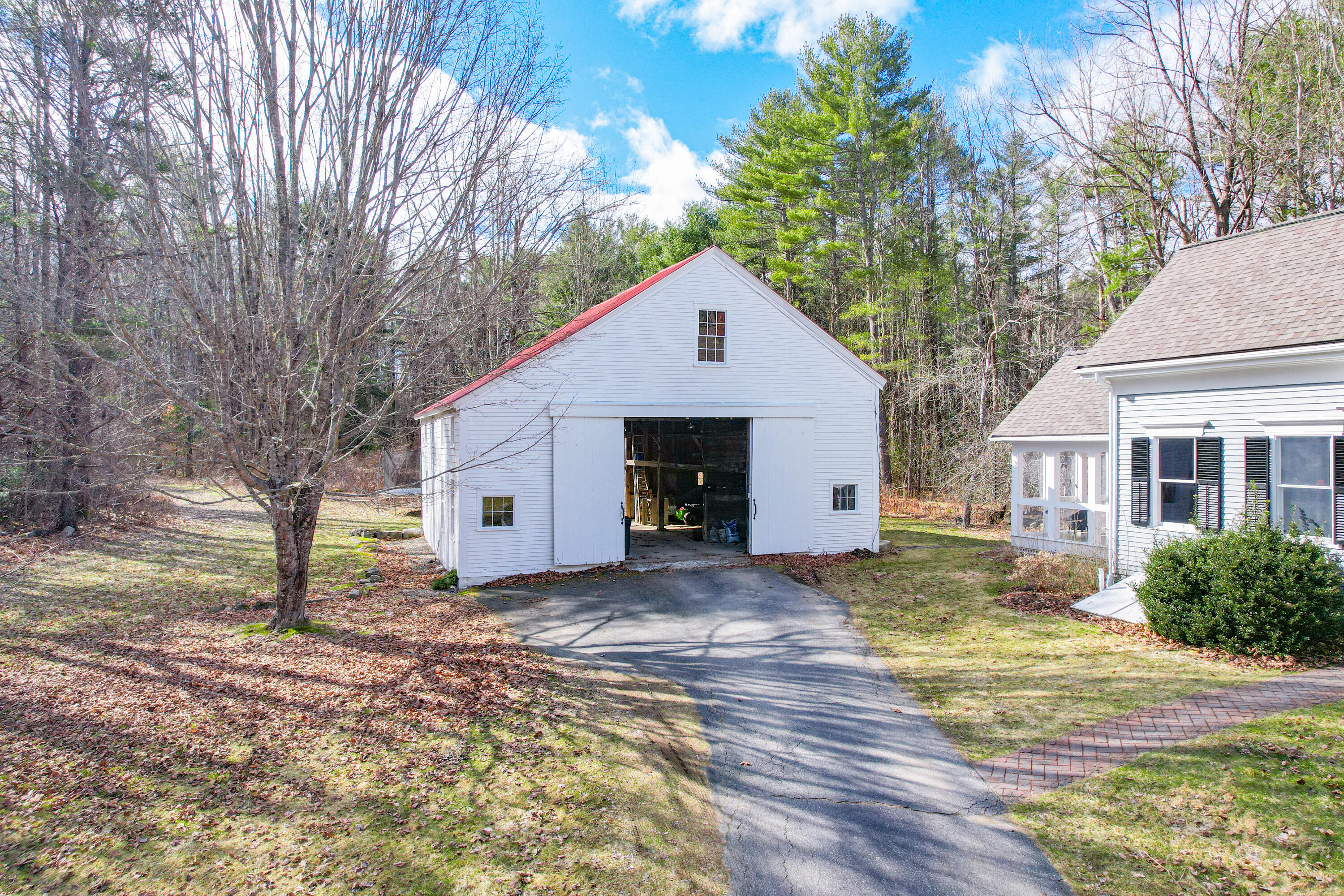 300 E East Neck Road