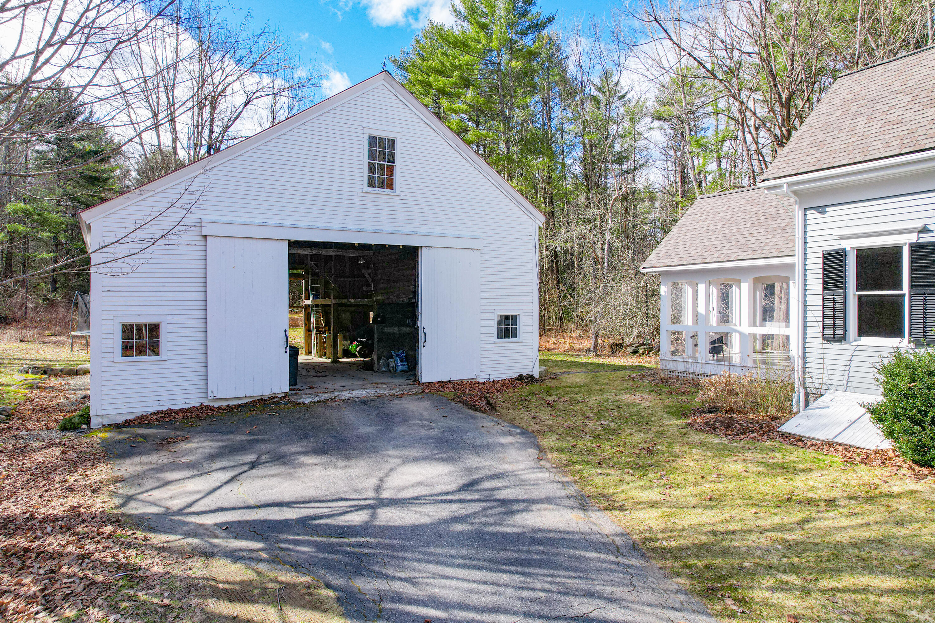 300 E East Neck Road