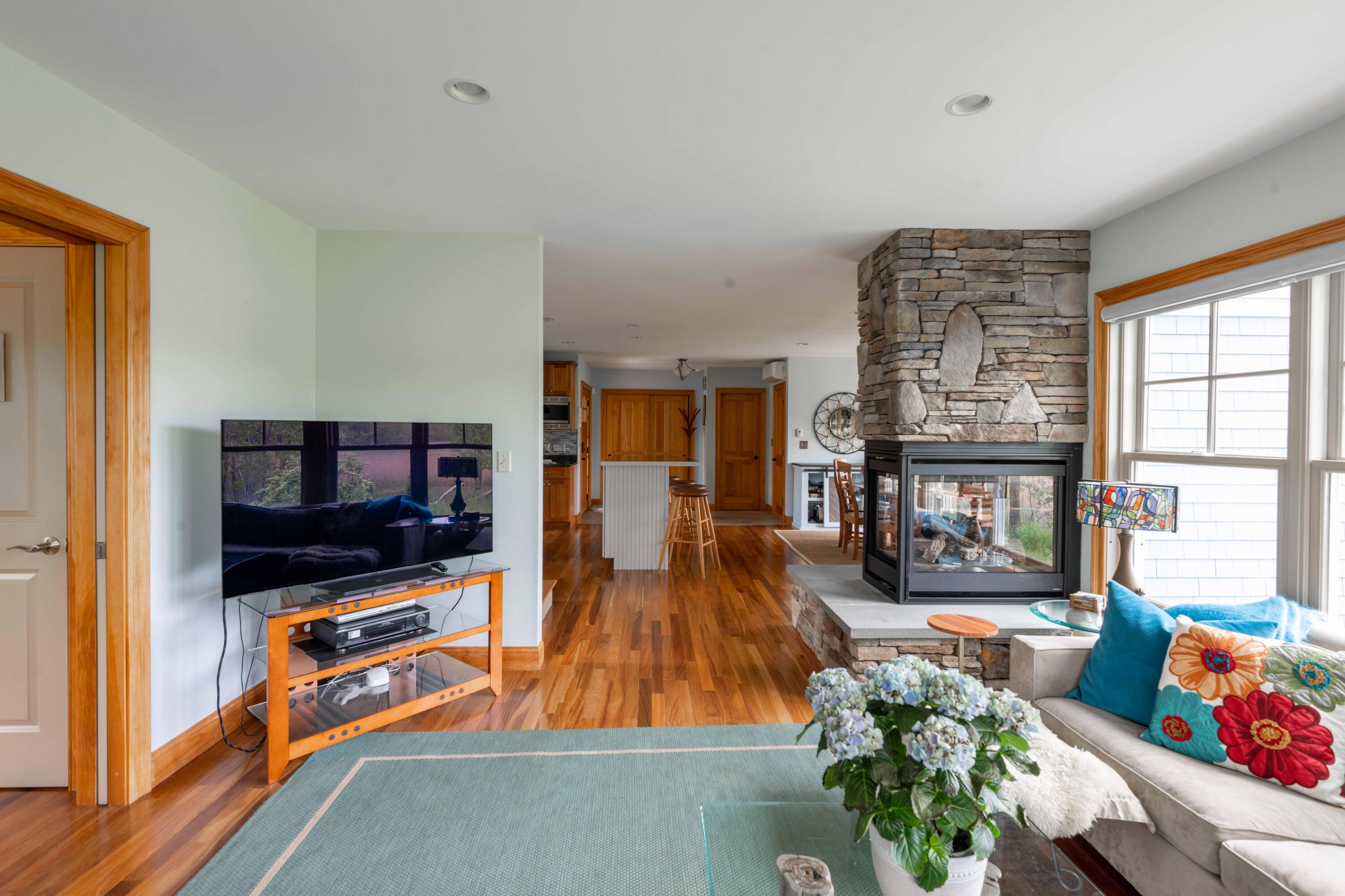 8 Peninsula Drive