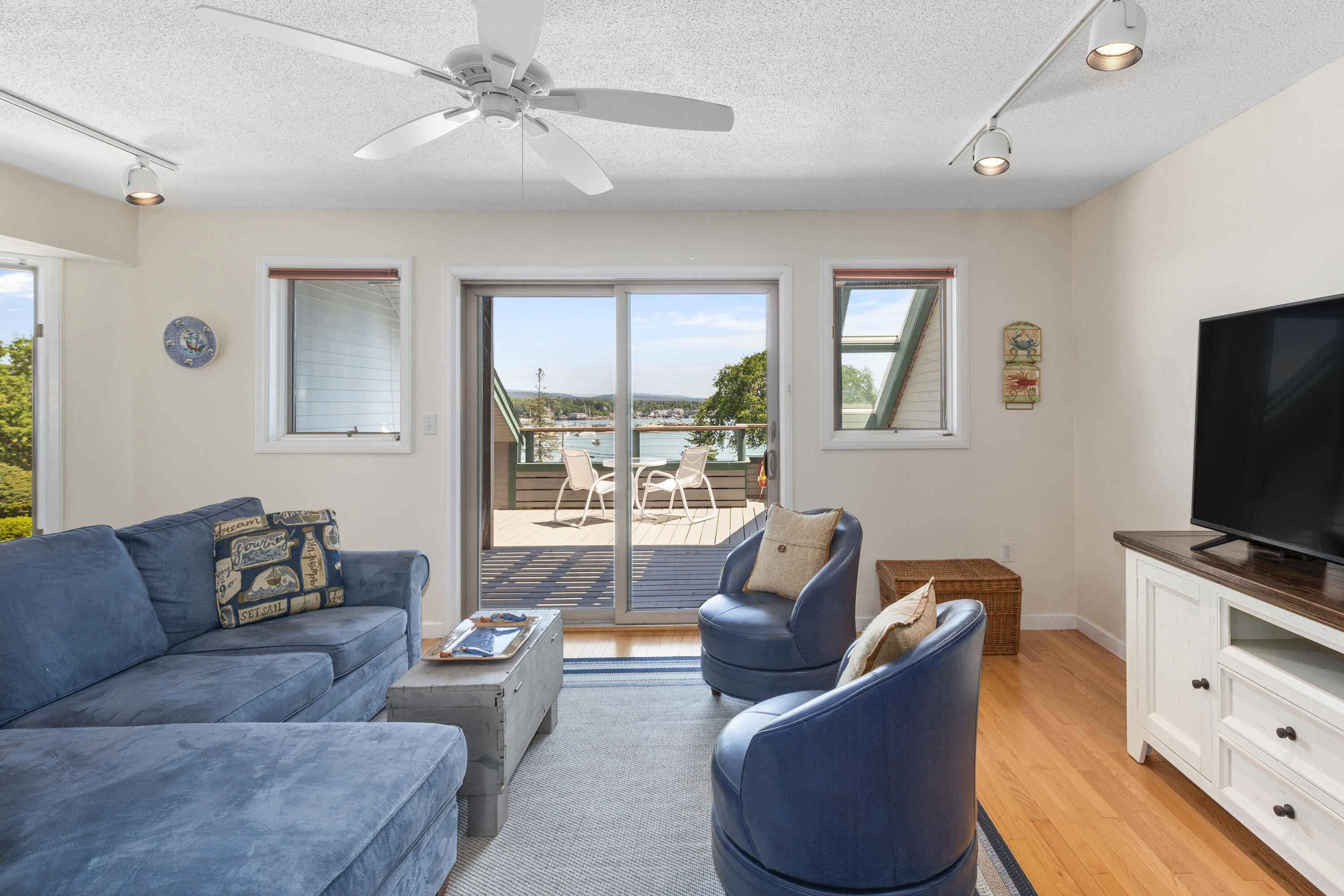 10 Robinson Lane, 11