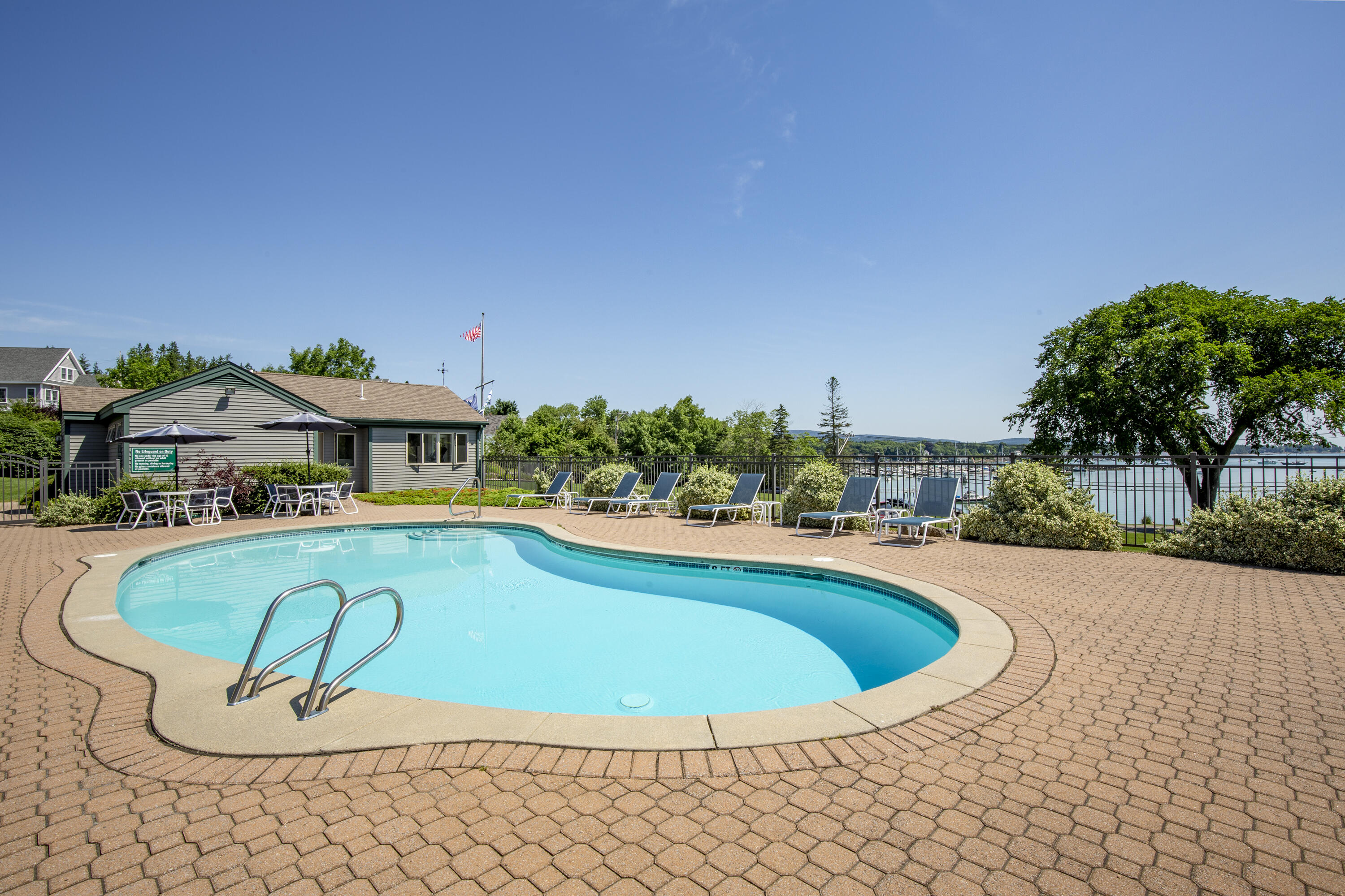 10 Robinson Lane, 11