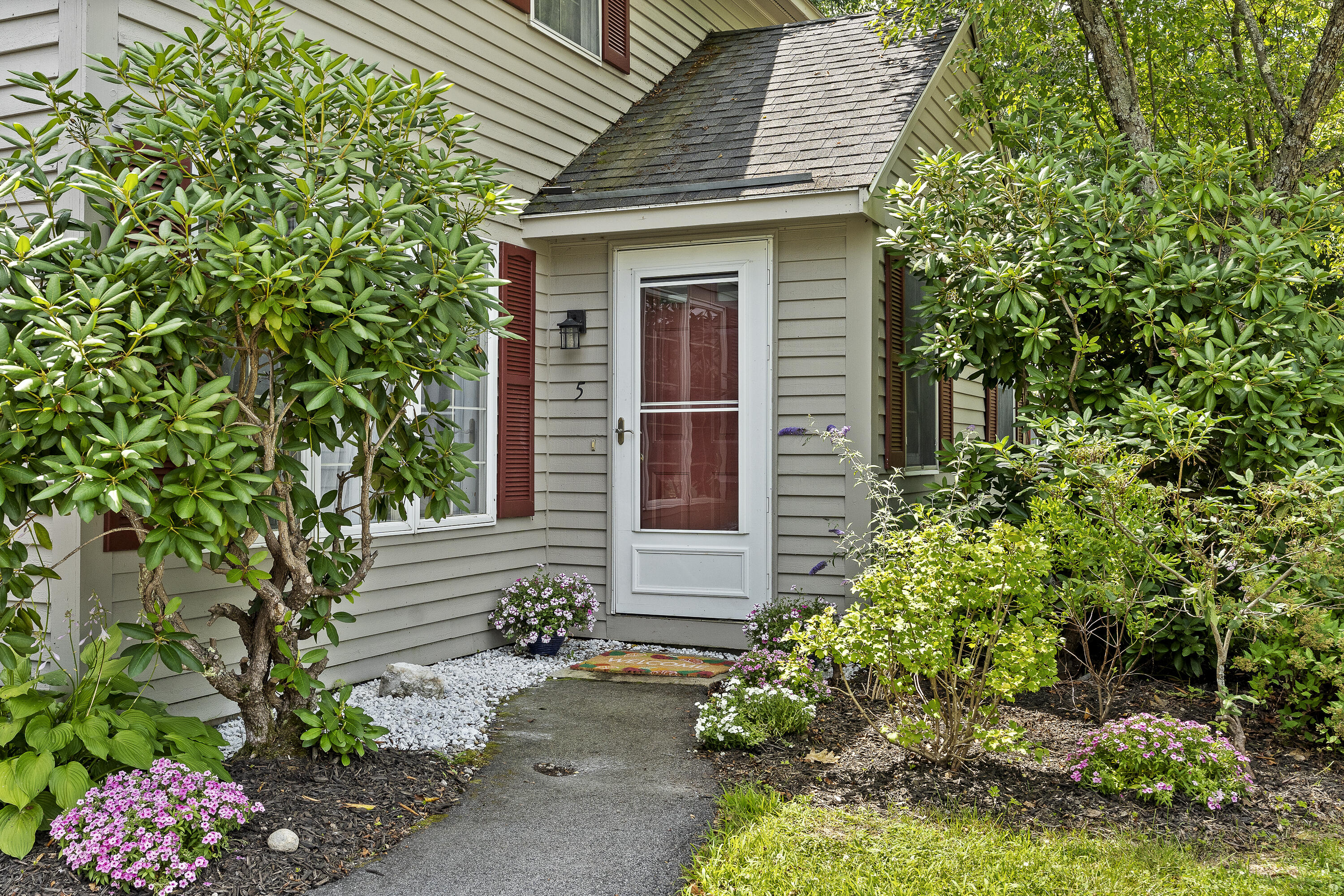 5 Riverbend Drive, 5