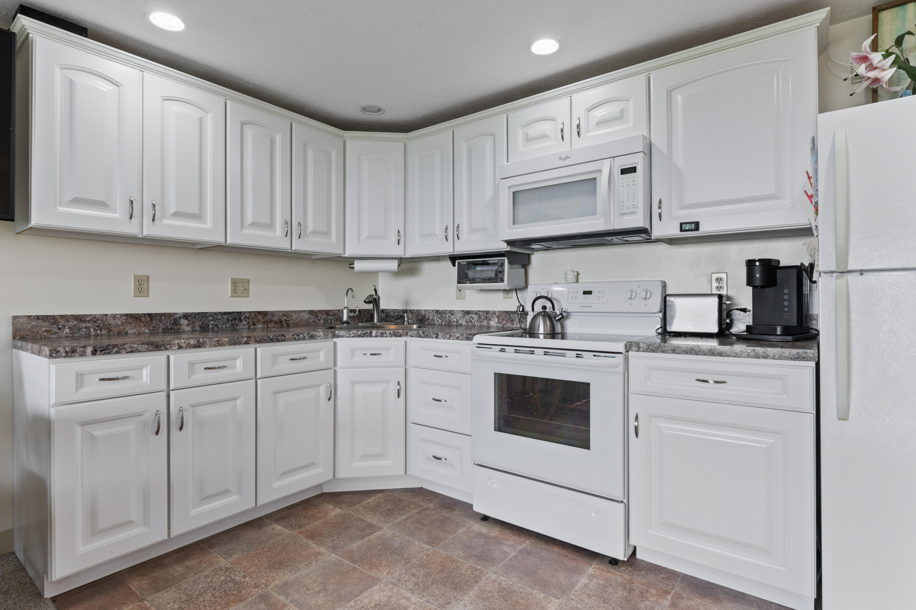 1801 Post Road 118