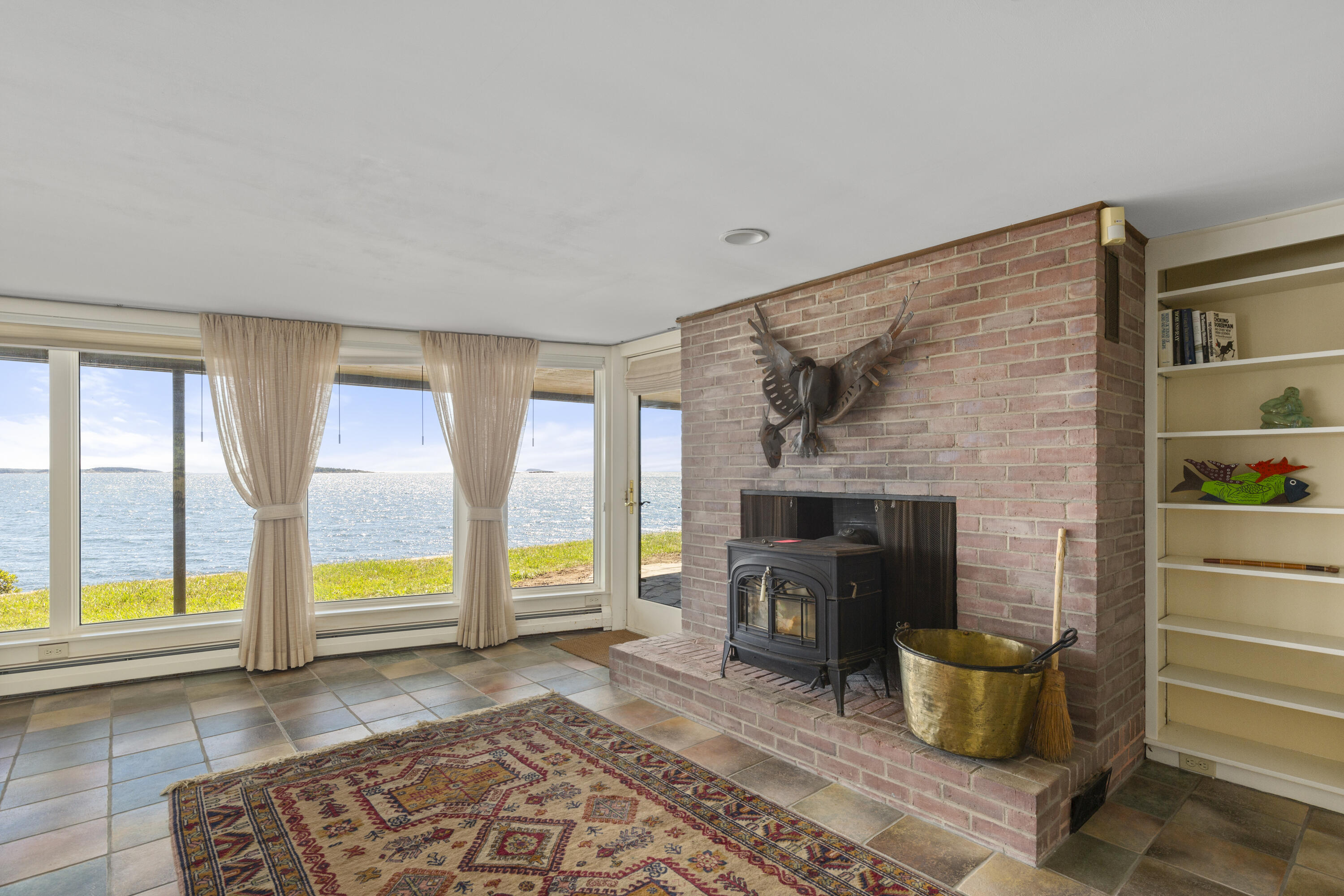 240 W Cundys Point
