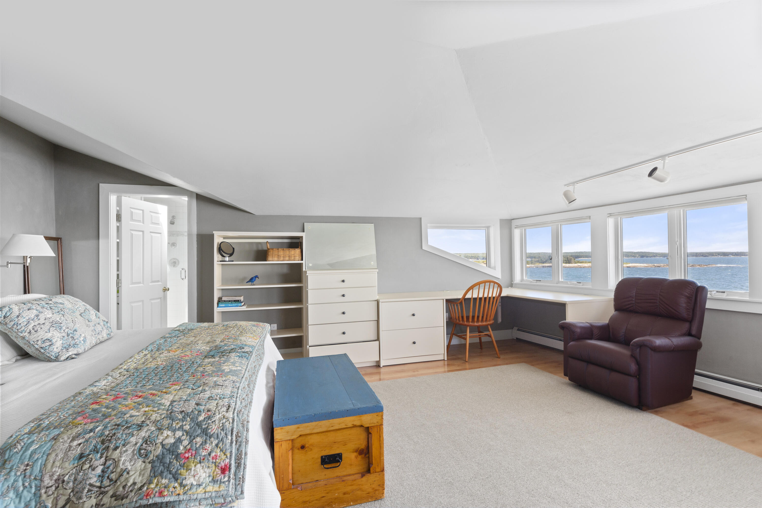 240 W Cundys Point