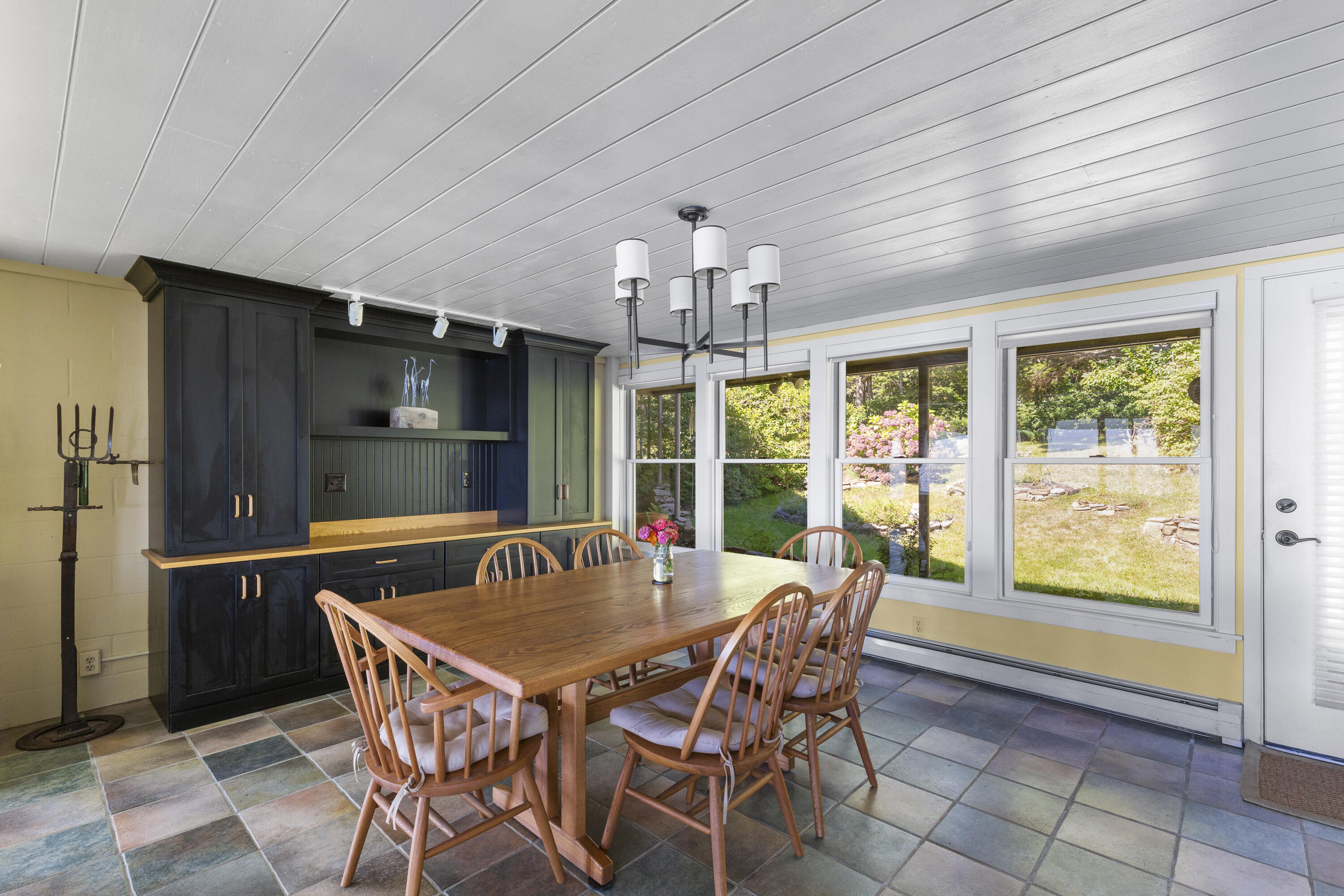 240 W Cundys Point
