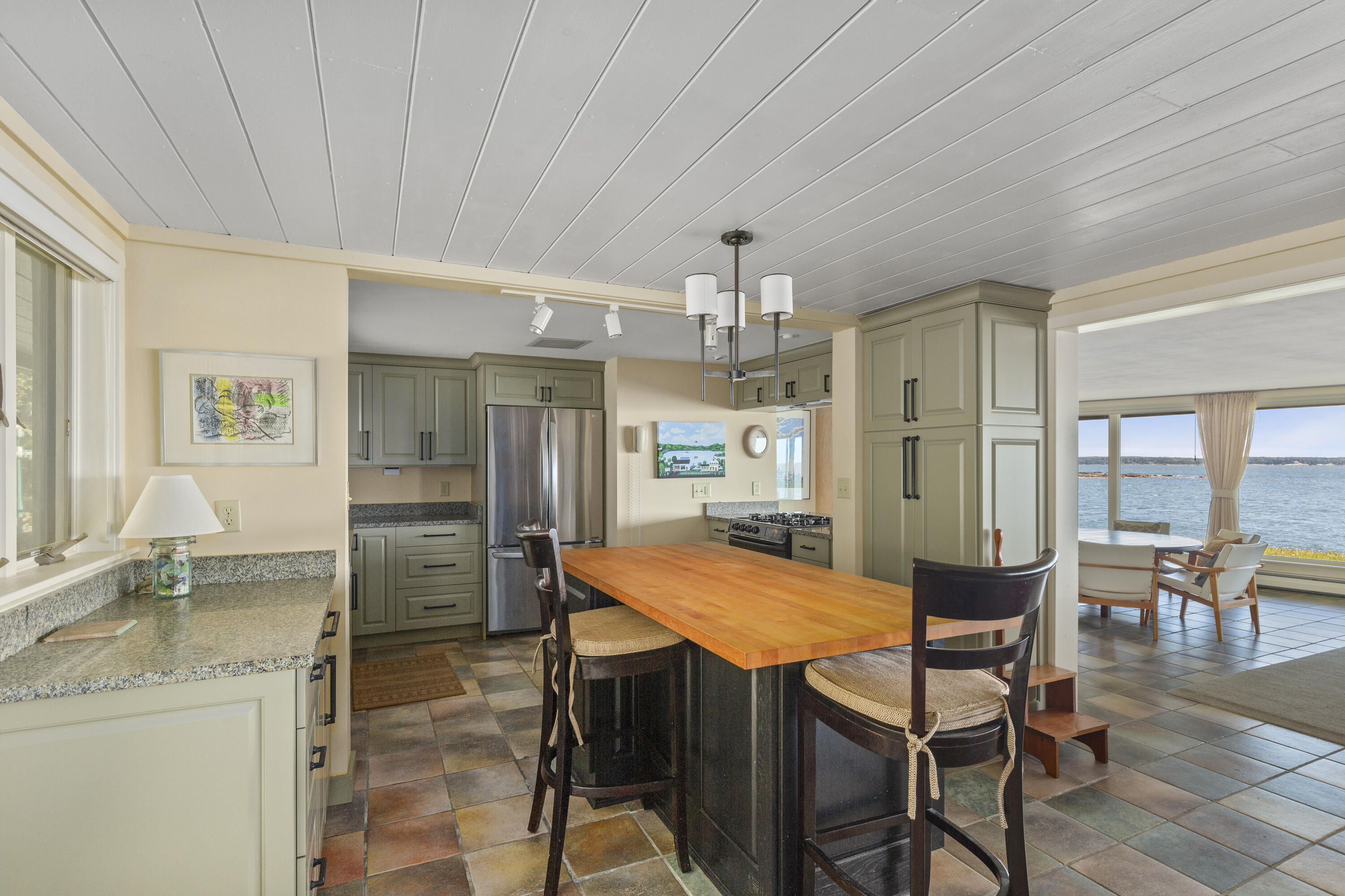 240 W Cundys Point