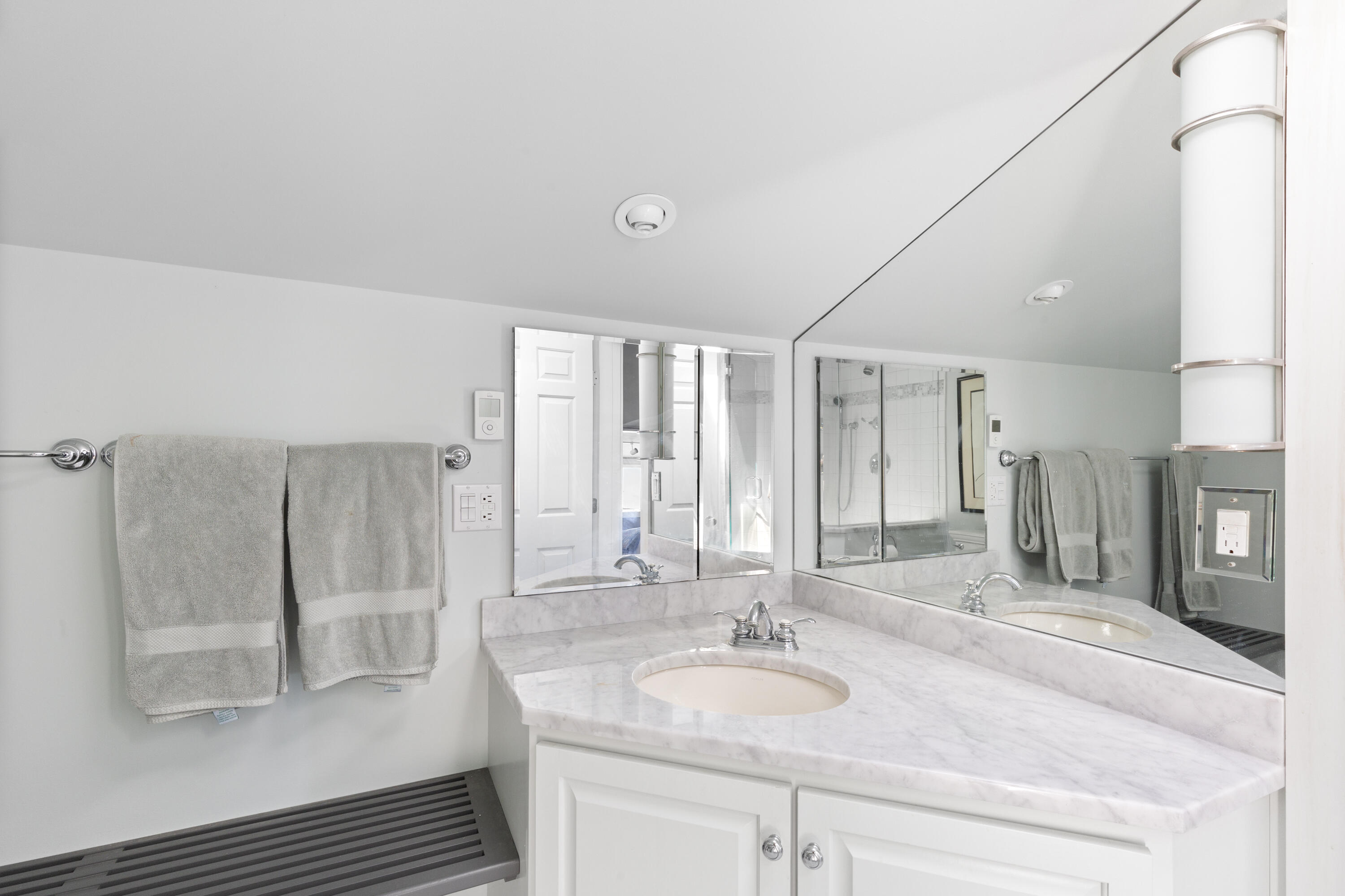 240 W Cundys Point