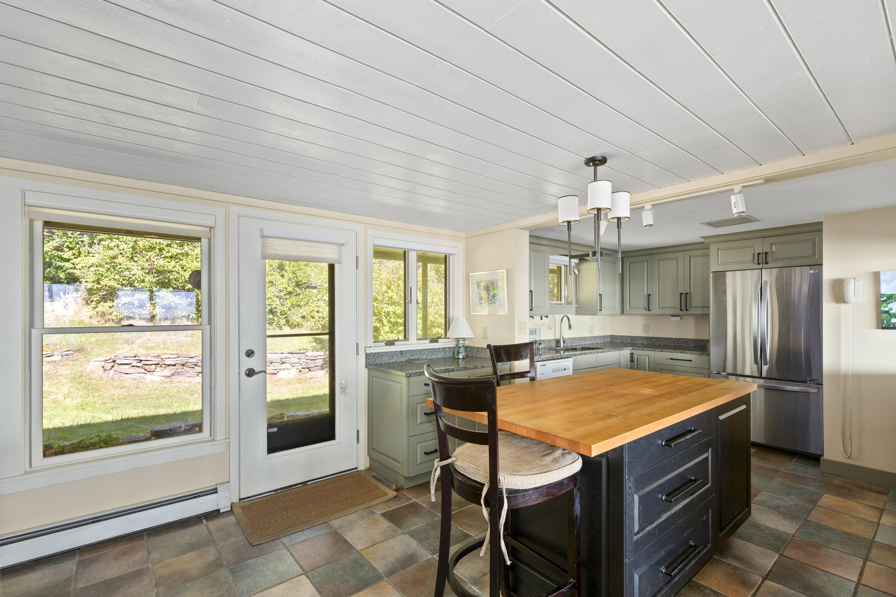 240 W Cundys Point