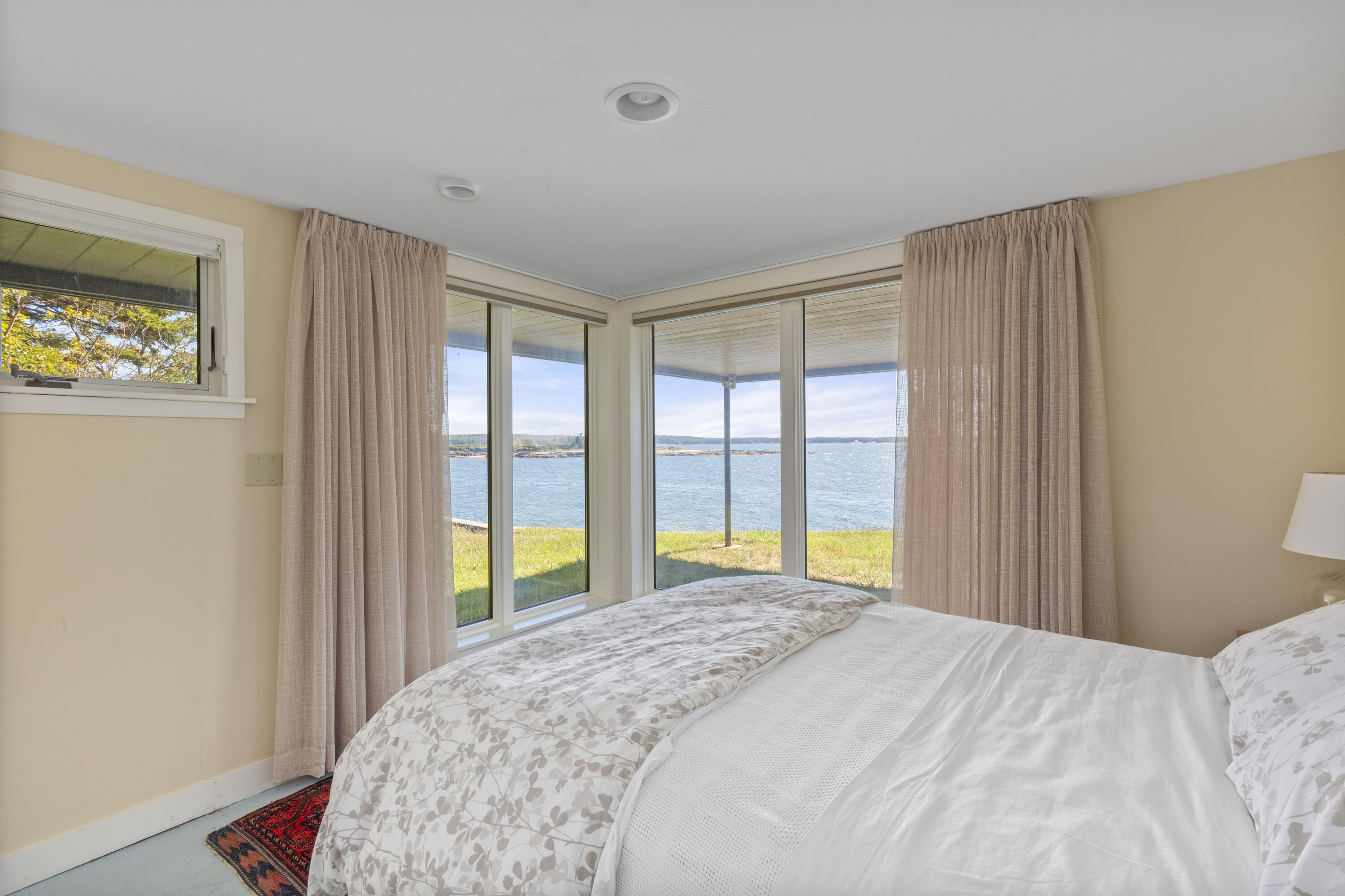240 W Cundys Point