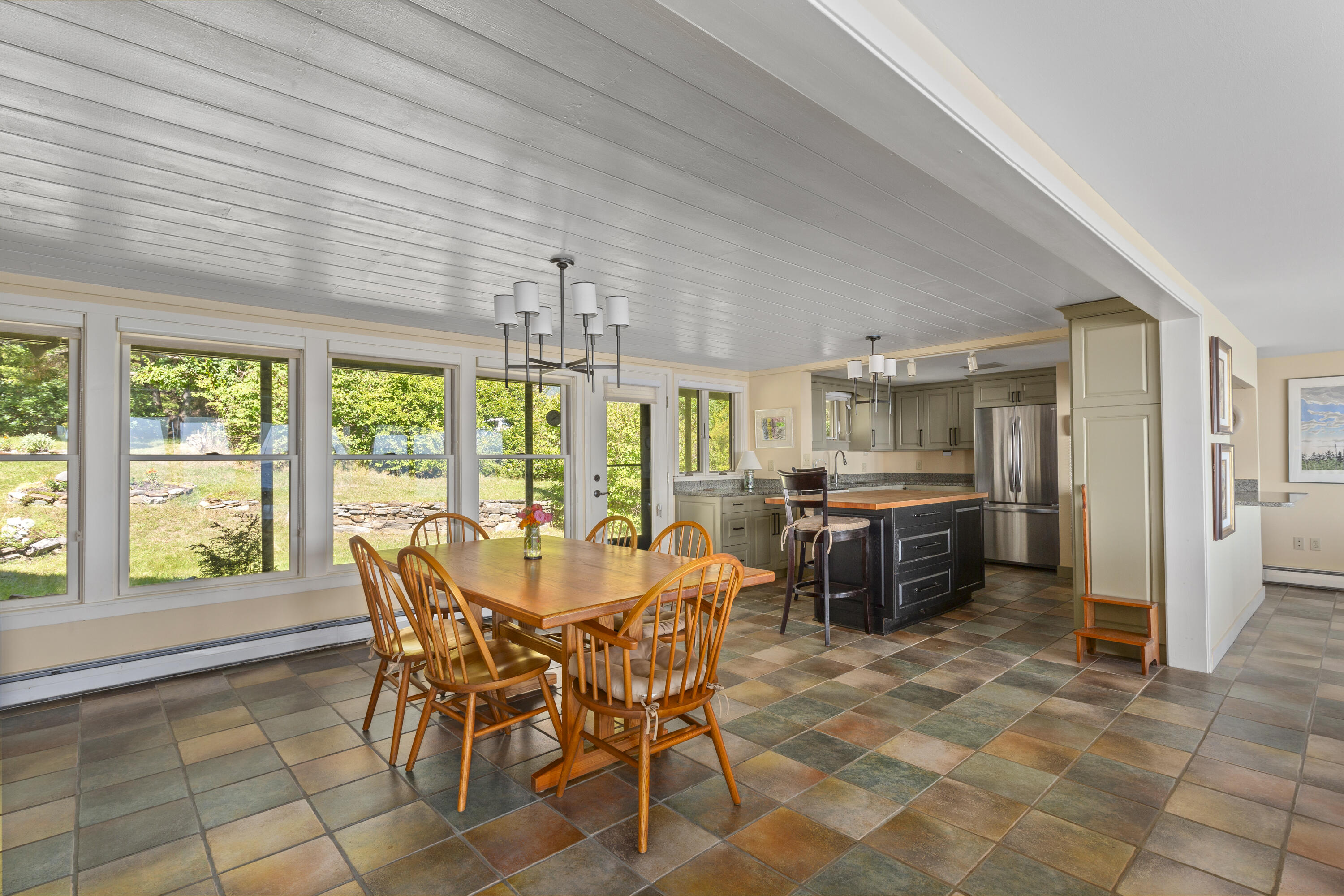 240 W Cundys Point