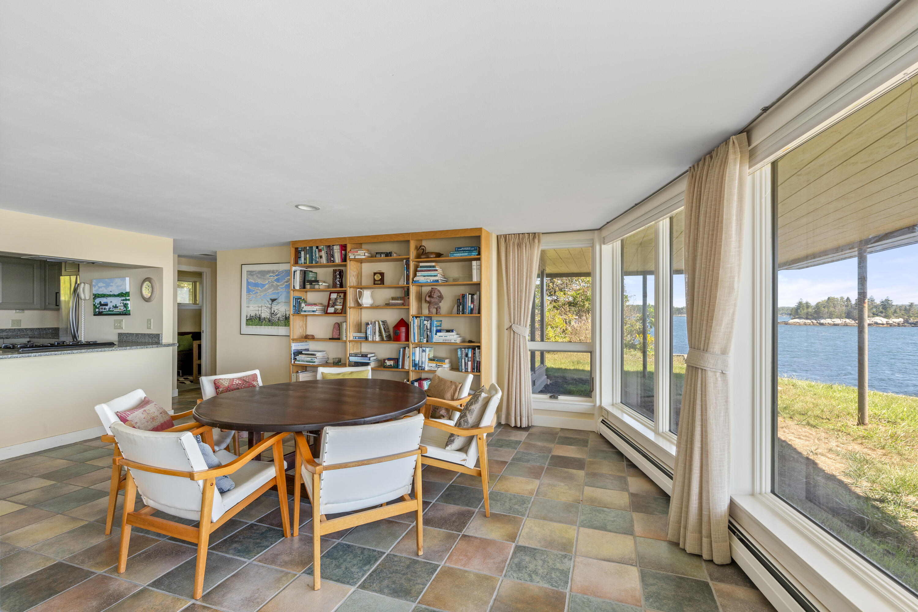 240 W Cundys Point
