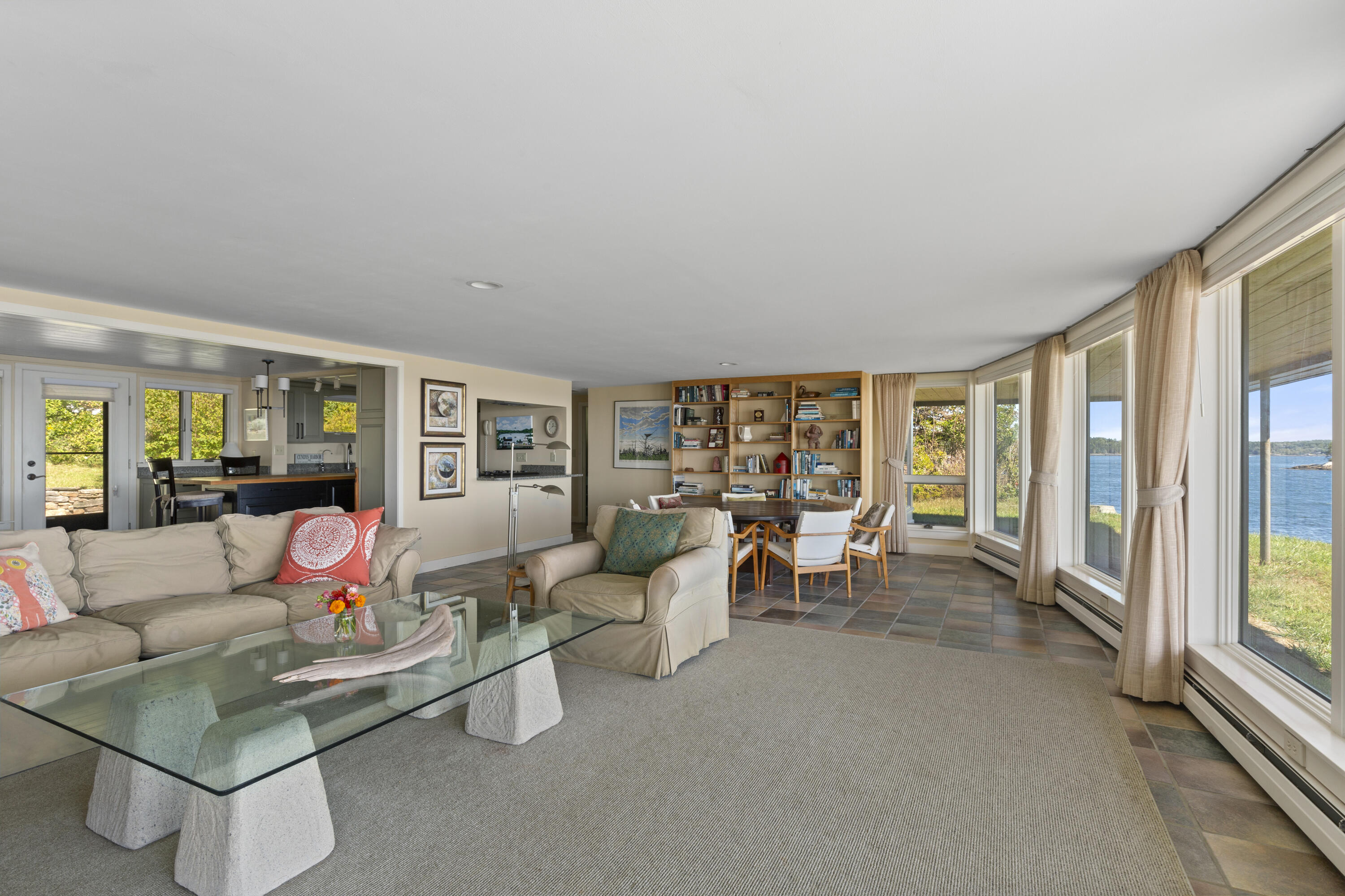 240 W Cundys Point