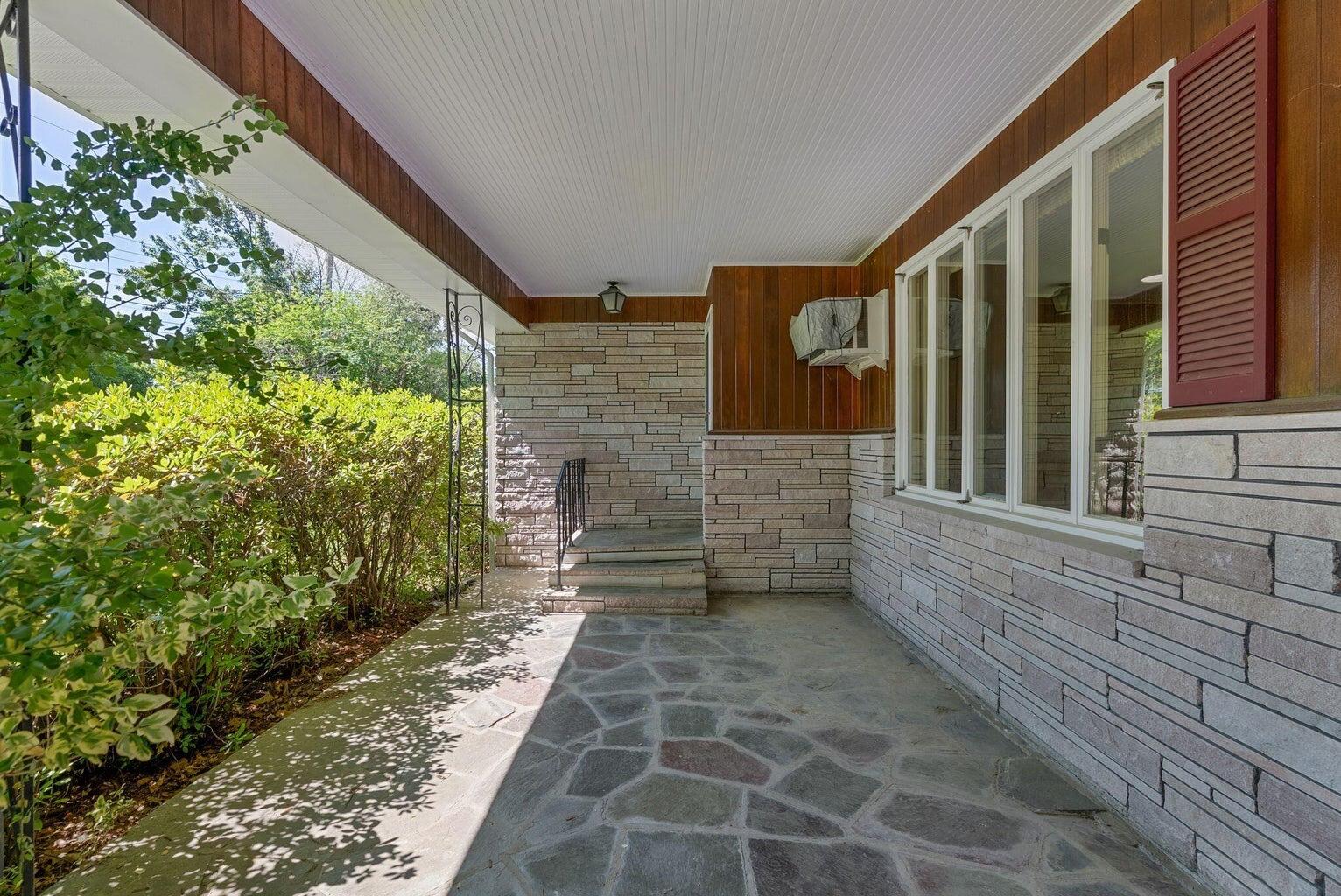 52 Robinson Gardens