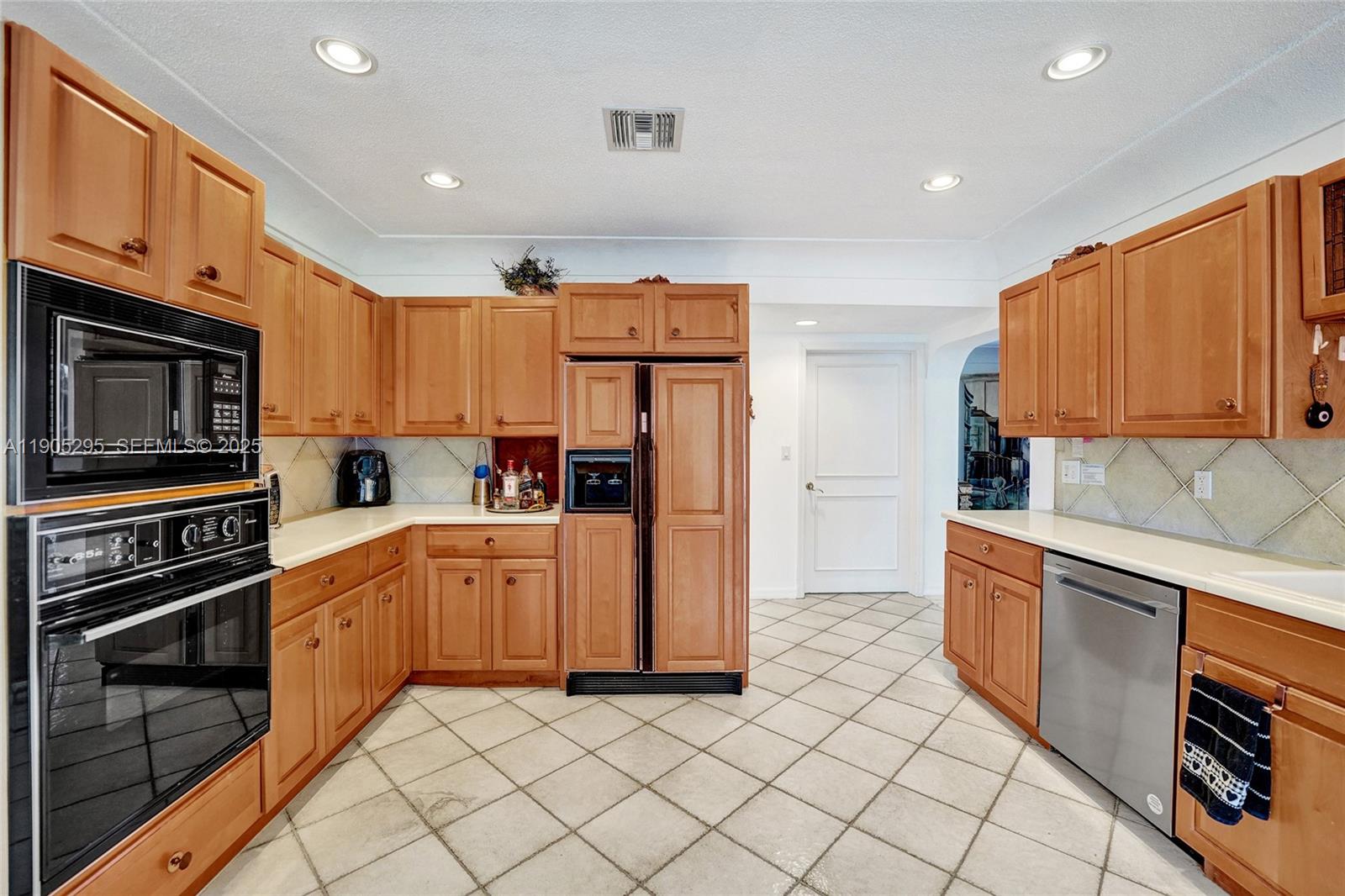 2889 NE 35th Street
