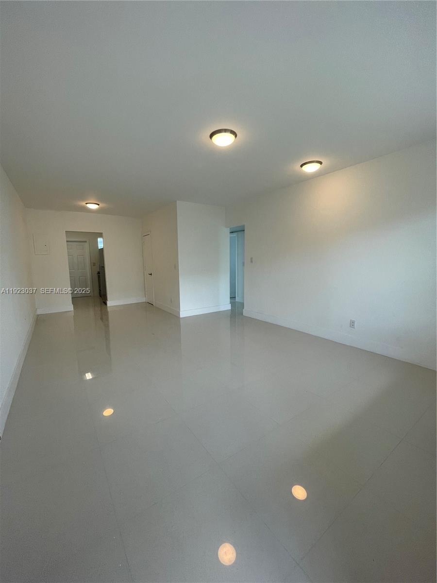 8215 Crespi Boulevard 4