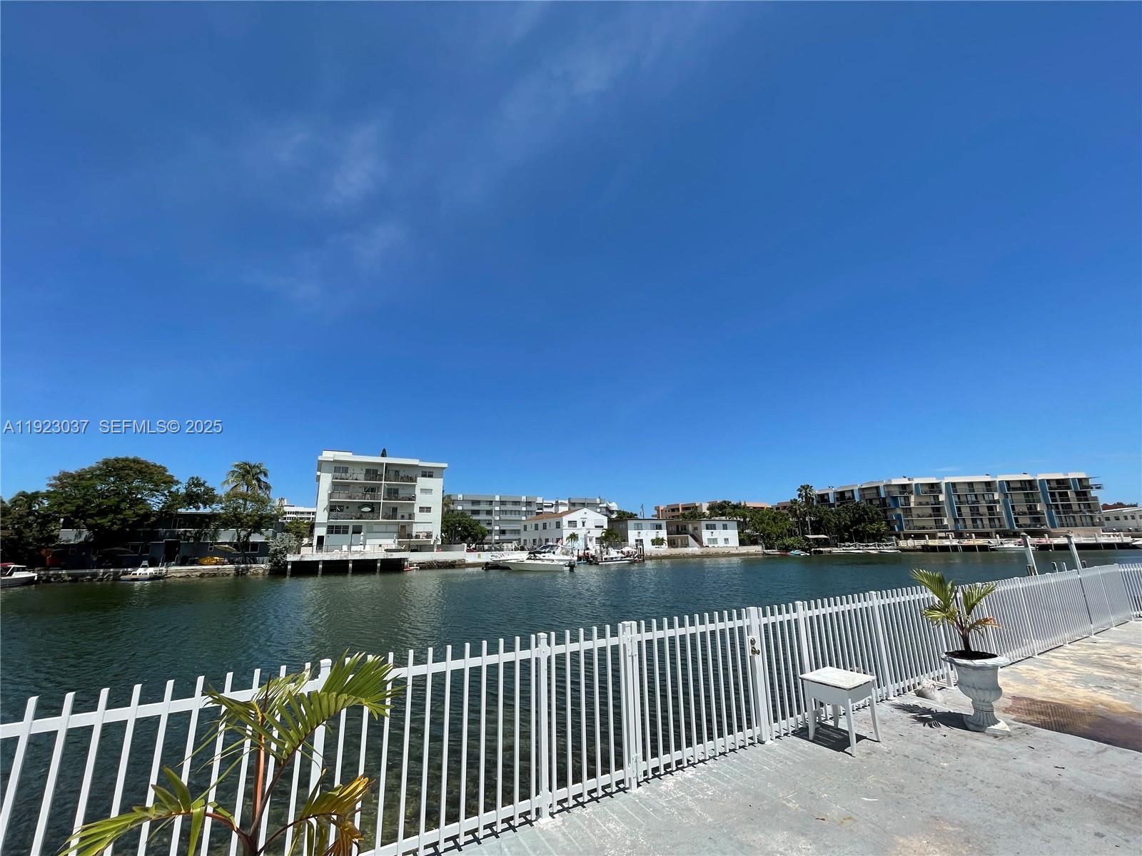 8215 Crespi Boulevard 4