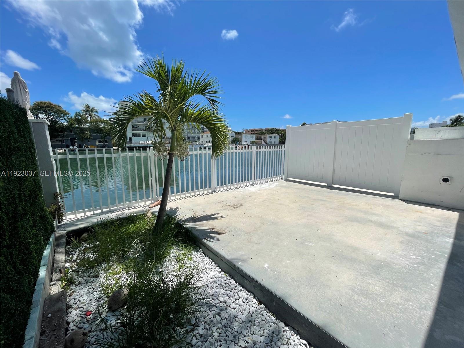 8215 Crespi Boulevard 4