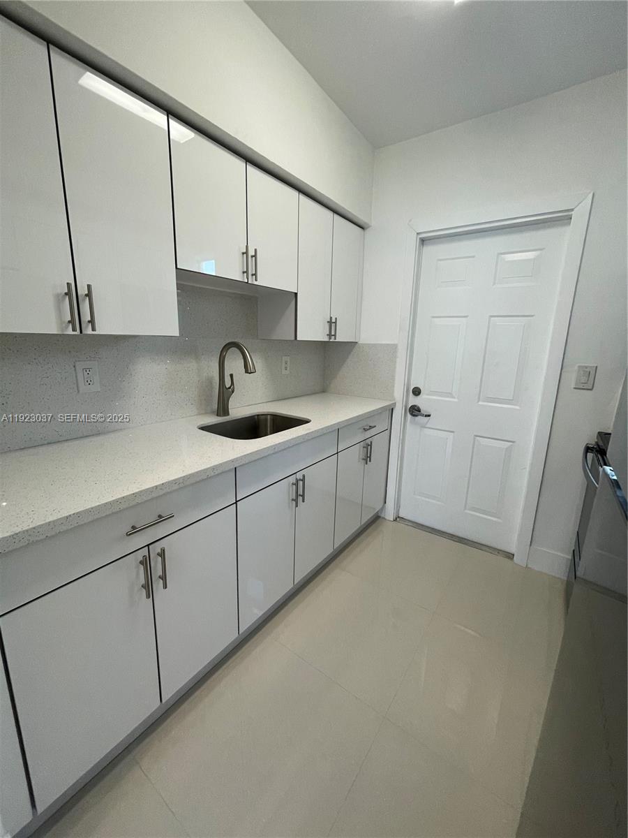 8215 Crespi Boulevard 4
