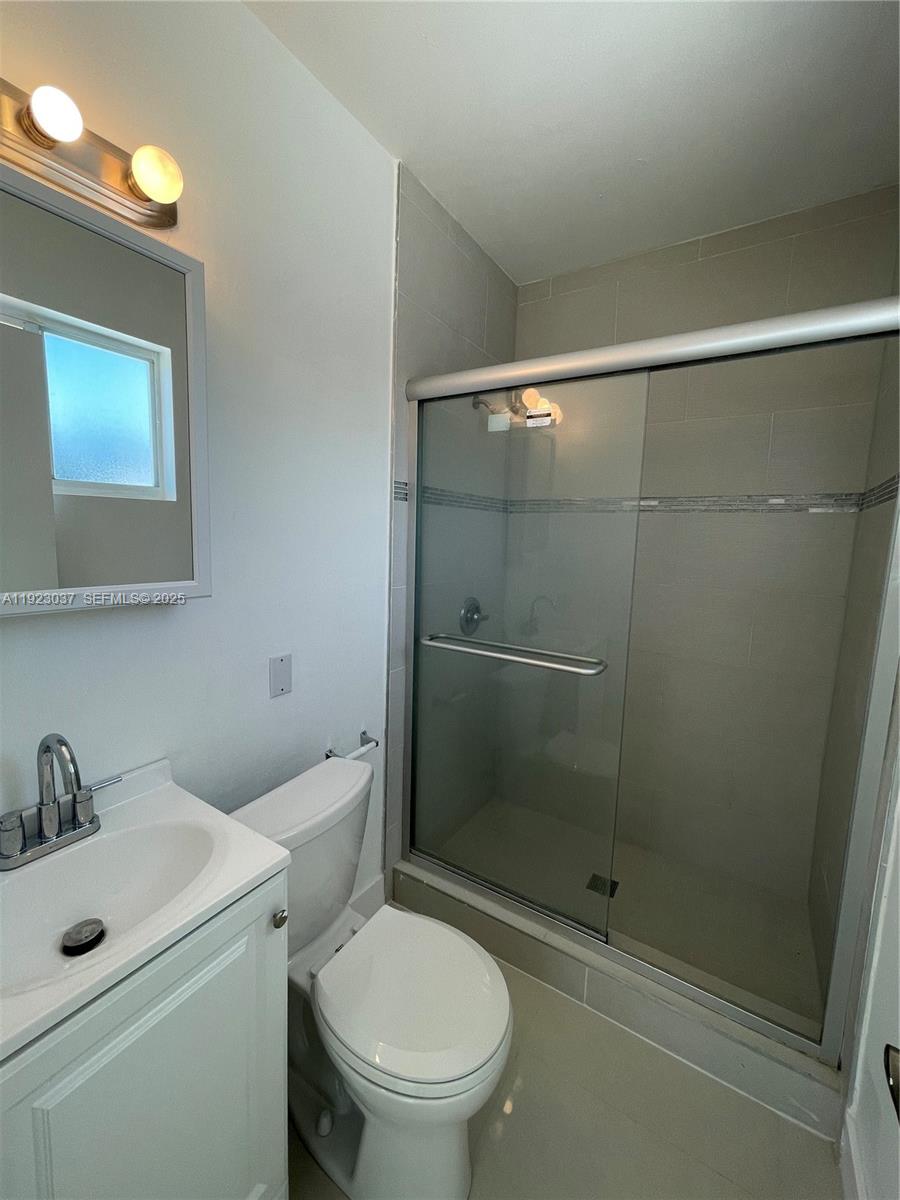 8215 Crespi Boulevard 4