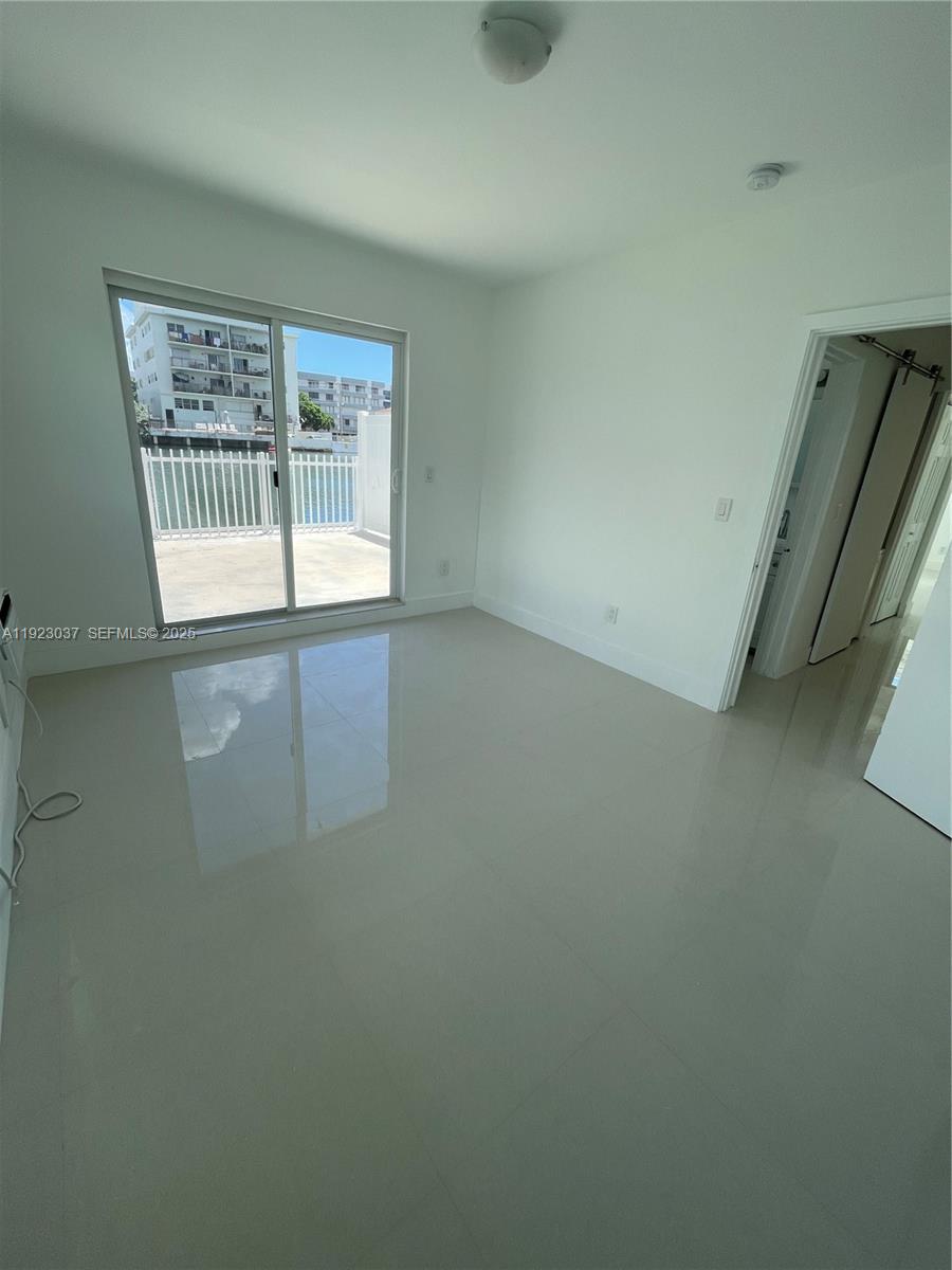 8215 Crespi Boulevard 4