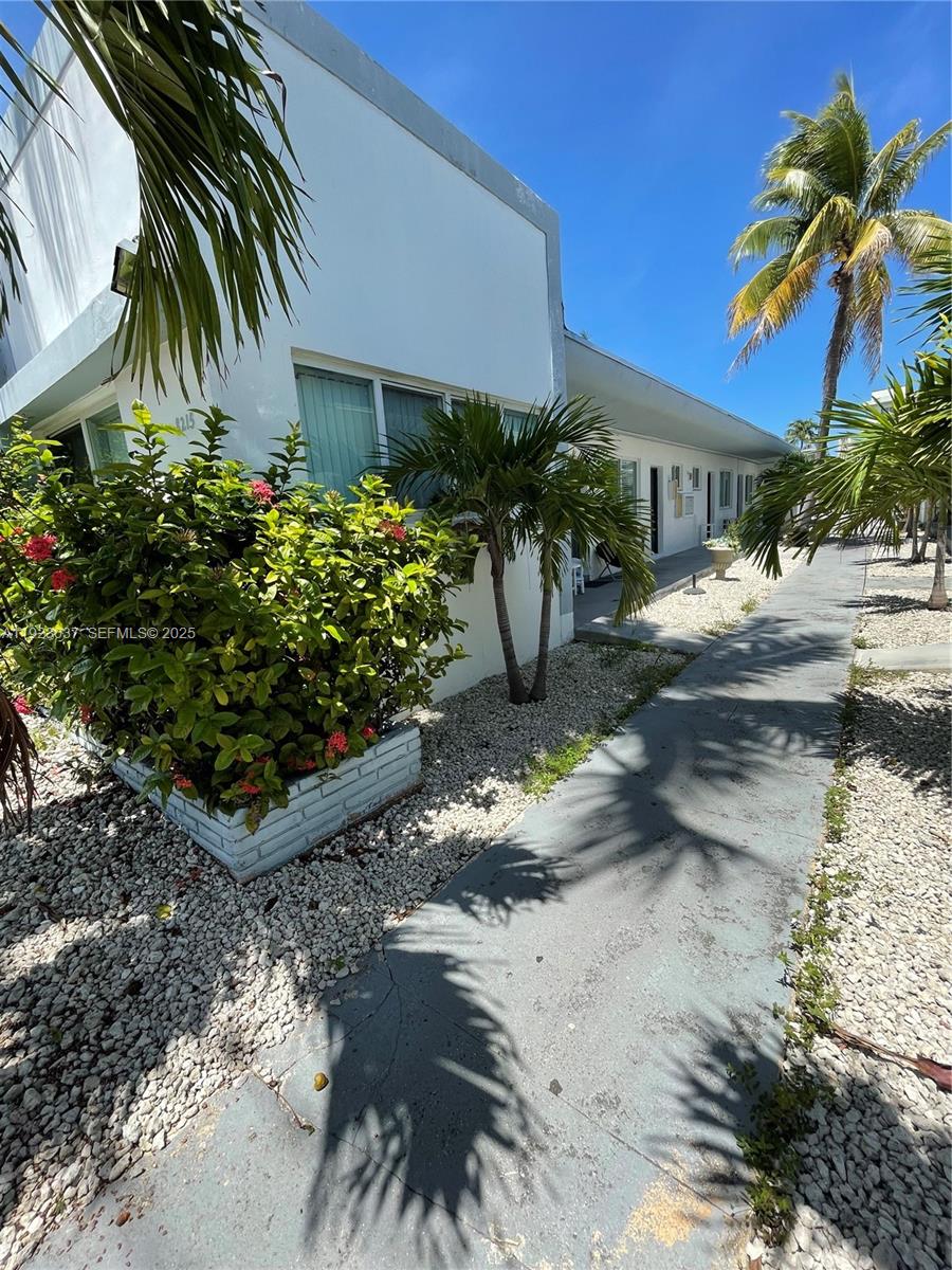8215 Crespi Boulevard 4