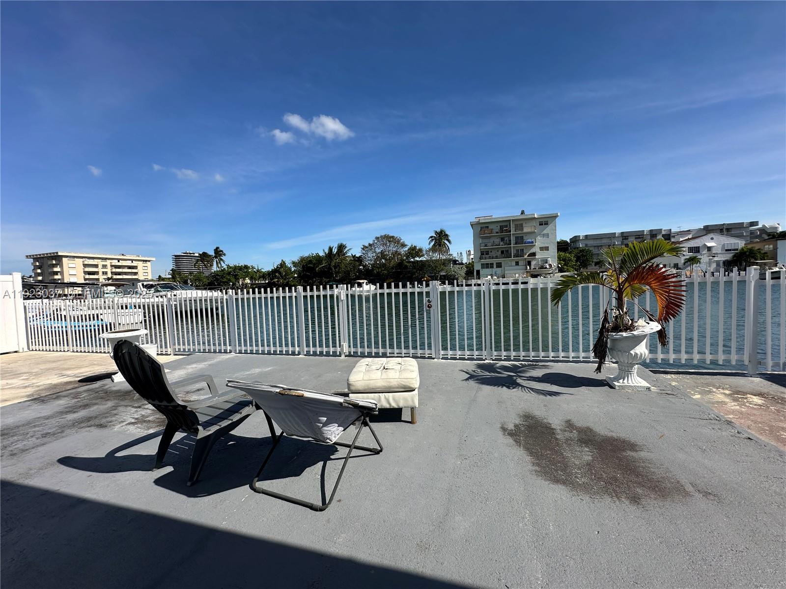8215 Crespi Boulevard 4